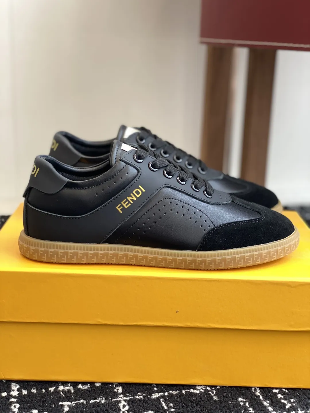 代购级💰250 Fendi芬迪 25ss 春夏新款 德训鞋 原版购入开发 做货 设计师Kim Jones打造的首款运动鞋fendi match 和LV驴牌的Trainer篮球运动鞋 鞋型差不多 添加了FF复古的设计 鞋面采用麂皮和皮革拼接组合 侧面凸起的双F logo内里采用毛巾绒里 上脚超级柔软 轻便 舒适搭配卫衣 少年感满满 鞋面：原版定制进口牛皮/牛仔布内里垫脚：进口定制羊皮 鞋底：橡胶大底 Size：#35-41（40 定做不退换）