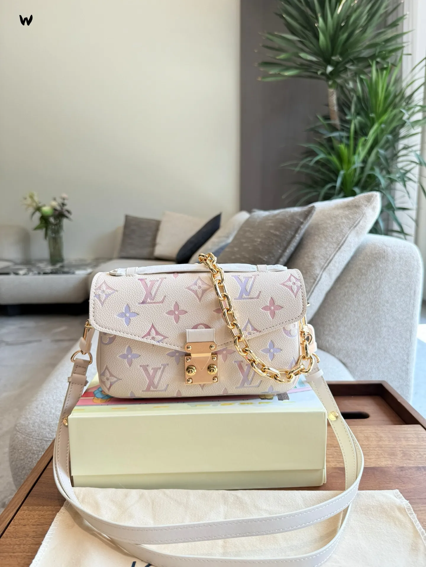 彩虹炫彩系列p200 LV,那可是时尚界响当当的名字,它家的包包就像拥有魔法一样,让人欲罢不能盘。每一款LV包包都凝聚着精湛工艺与独特设计,从经典的Monogram图案,到各种别出心裁的创意款式,简直是时尚宝藏库。 经典的邮差系列,小巧玲珑又实用百搭,无论是日常出街还是短途旅行,往身上一背,瞬间提升气质,走路都带风