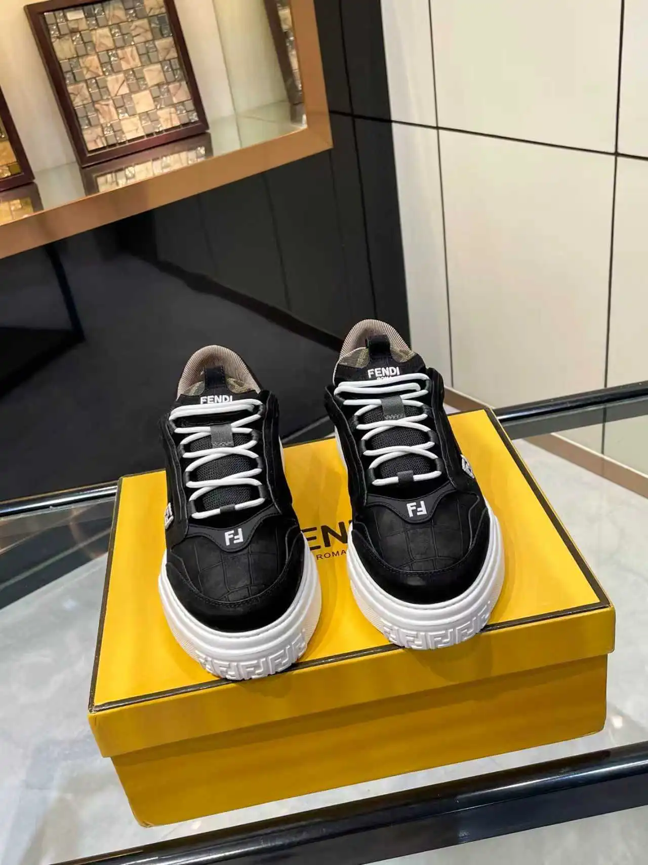 P320顶级版本高端品质 【 FENDI】芬迪🔍🔍🔍休闲运动鞋 -鞋面：🔝纳帕小牛皮、荔纹小牛皮、鞋舌.后跟；注塑品牌logo塑胶模块 -内里：品牌帆布 -大底：超轻TPR发泡&middot;橡胶；成型大底 -超高品控&middot;做工精细：凸显(高端&middot;贵气&middot;档次) -Size ：39-44（38，45，可订做）