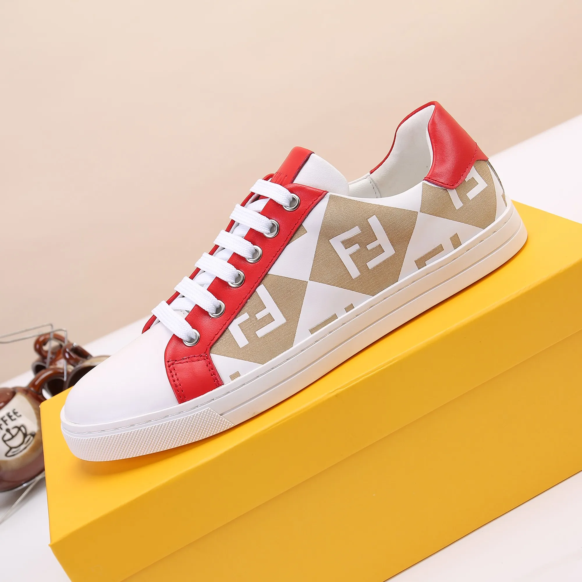 工厂批190💰全高档羊里 请认准高质量👍最新款FENDI芬迪👍 官网全球首发🔥 💋👟品牌芬迪 玫瑰](高端货) 💋👟级别：原版，[强] 💋👟材质：意大利原版头层色彩小牛皮配欧洲顶级羊皮内里👍 💋👟码数：38-45[胜利] 💋👟工艺：原版工艺[拳头] 💋👟颜色：二色 ，[爱心] 💋👟款式：最新款 🎉 💋👟供应：长期供货,永不继货[嘴唇]