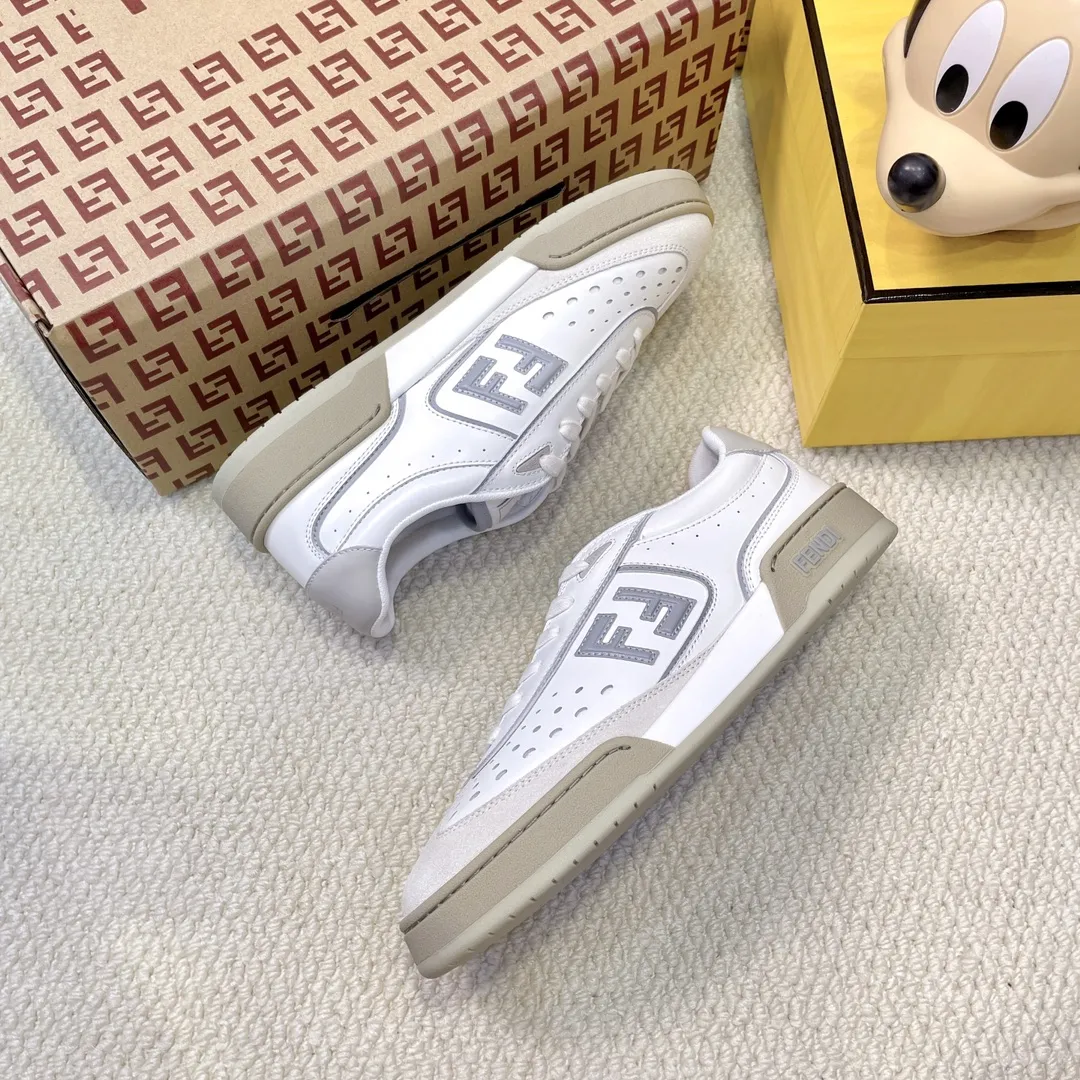 最新色系！💰320 最新版面 情侣款 Fendi芬迪2025新色系列板鞋休闲鞋 FD match 系带运动鞋 升级新款 拼接鞋面 新鲜血液注入加FF复古的设计 超好看百搭 鞋面牛皮面拼接组合 饰有小穿孔 侧面凸起的双F logo内里采用透气布里 轻便 舒适百搭 原版TPu大底 码数，女款35-40 / 男款39-44