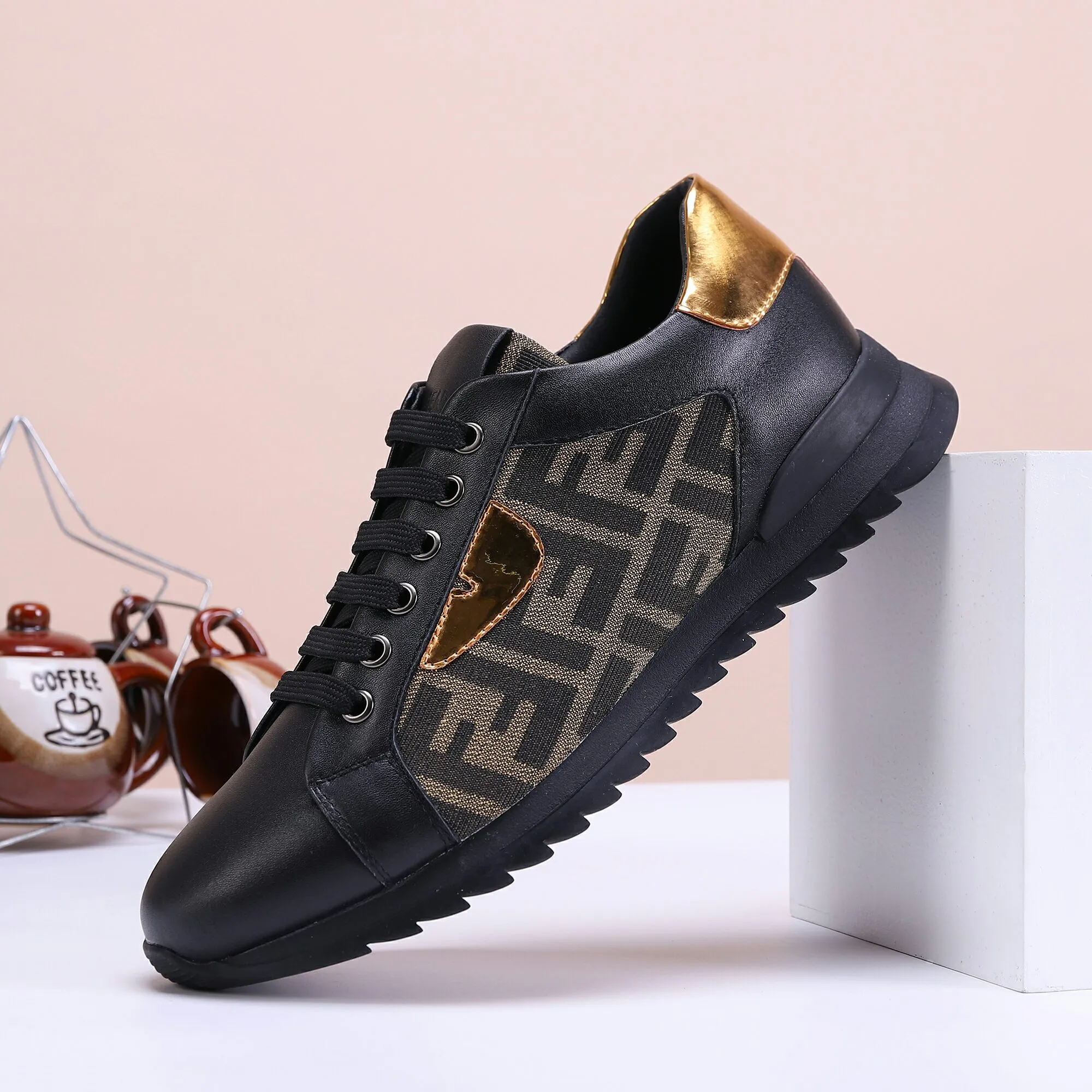 工厂批190💰全高档羊里 请认准高质量👍最新款FENDI芬迪👍 官网全球首发🔥 💋👟品牌芬迪 玫瑰](高端货) 💋👟级别：原版，[强] 💋👟材质：意大利原版头层色彩小牛皮配欧洲顶级羊皮内里👍 💋👟码数：38-45[胜利] 💋👟工艺：原版工艺[拳头] 💋👟颜色：二色 ，[爱心] 💋👟款式：最新款 🎉 💋👟供应：长期供货,永不继货[嘴唇]