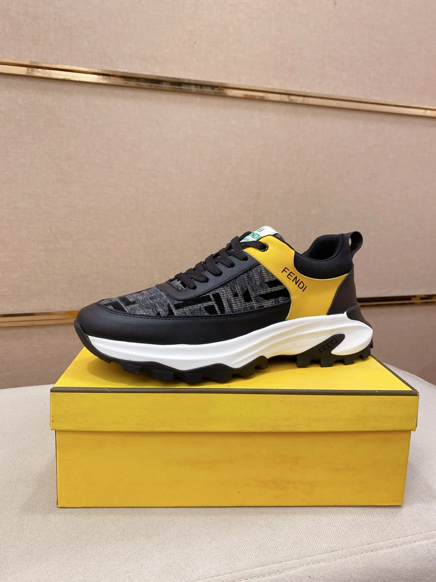 工厂价 231💰 (fendi芬迪) 新款👊🏻鞋面🇮🇹进口牛皮面料 🇩🇪内里进口羊皮内里 。原版大底开模,每一位男士的身份衬托,上脚大气稳重🚶🏻🚶🏻高端定制专柜原版复刻📯不管风吹雨打鞋楦不变,经得起时间的验证🔍️,🔵 码数:38-44