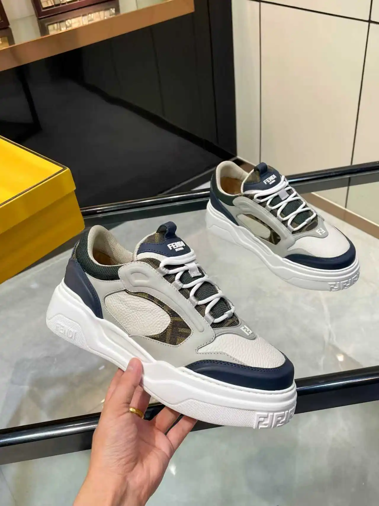 P320顶级版本高端品质 【 FENDI】芬迪🔍🔍🔍休闲运动鞋 -鞋面:🔝纳帕小牛皮、荔纹小牛皮、鞋舌.后跟;注塑品牌logo塑胶模块 -内里:品牌帆布 -大底:超轻TPR发泡·橡胶;成型大底 -超高品控·做工精细:凸显(高端·贵气·档次) -Size :39-44(38,45,可订做)