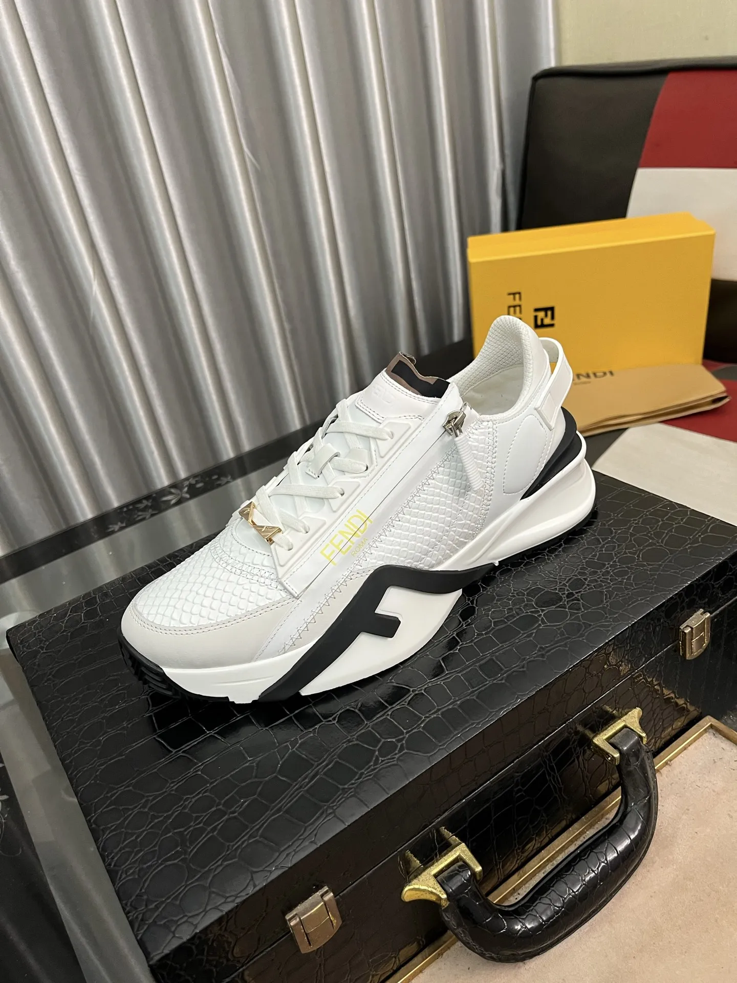 出厂价:290⌚️⌚️【FENDI】芬迪高帮经典舒适男士,这款复杂的运动鞋是由柔软的小牛皮➕真皮内里➕原版超轻橡胶材质粗纹大底 这种独特的轻薄风格适合这个季节的随意而精致的感性,上脚舒适自然 秋冬休闲出行日常款!38−444️⃣色可选