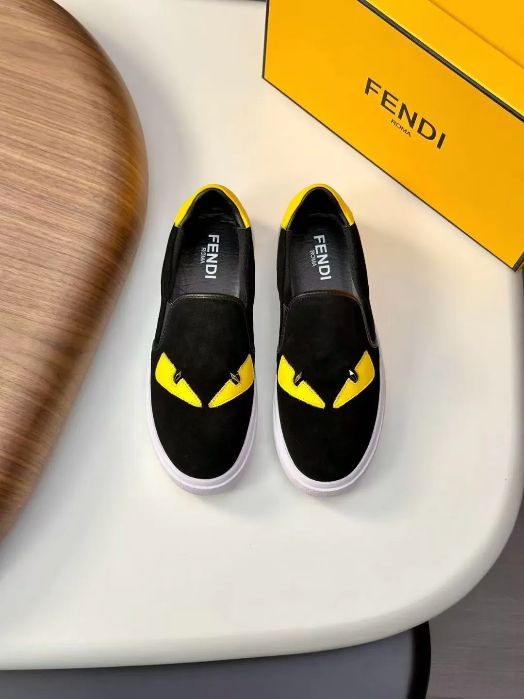 160💰 小怪兽 Fendi/芬迪25ss新款情侣款板鞋休闲运动鞋 FD match 原版购入 一比一复刻 设计师Kim Jones打造的首款运动鞋fendi match 和驴牌的Trainer篮球运动鞋 鞋面采用麂皮和皮革拼接组合 侧面凸起的双F 上脚超级柔软 轻便 舒适搭配卫衣 码数：男款38-45