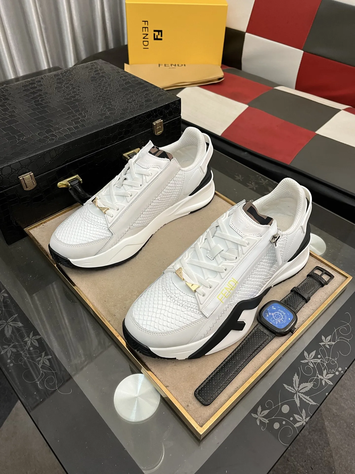 出厂价：290⌚️⌚️【FENDI】芬迪高帮经典舒适男士，这款复杂的运动鞋是由柔软的小牛皮➕真皮内里➕原版超轻橡胶材质粗纹大底 这种独特的轻薄风格适合这个季节的随意而精致的感性，上脚舒适自然 秋冬休闲出行日常款！38&minus;444️⃣色可选