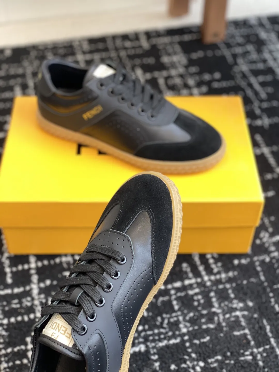 代购级💰250 Fendi芬迪 25ss 春夏新款 德训鞋 原版购入开发 做货 设计师Kim Jones打造的首款运动鞋fendi match 和LV驴牌的Trainer篮球运动鞋 鞋型差不多 添加了FF复古的设计 鞋面采用麂皮和皮革拼接组合 侧面凸起的双F logo内里采用毛巾绒里 上脚超级柔软 轻便 舒适搭配卫衣 少年感满满 鞋面：原版定制进口牛皮/牛仔布内里垫脚：进口定制羊皮 鞋底：橡胶大底 Size：#35-41（40 定做不退换）