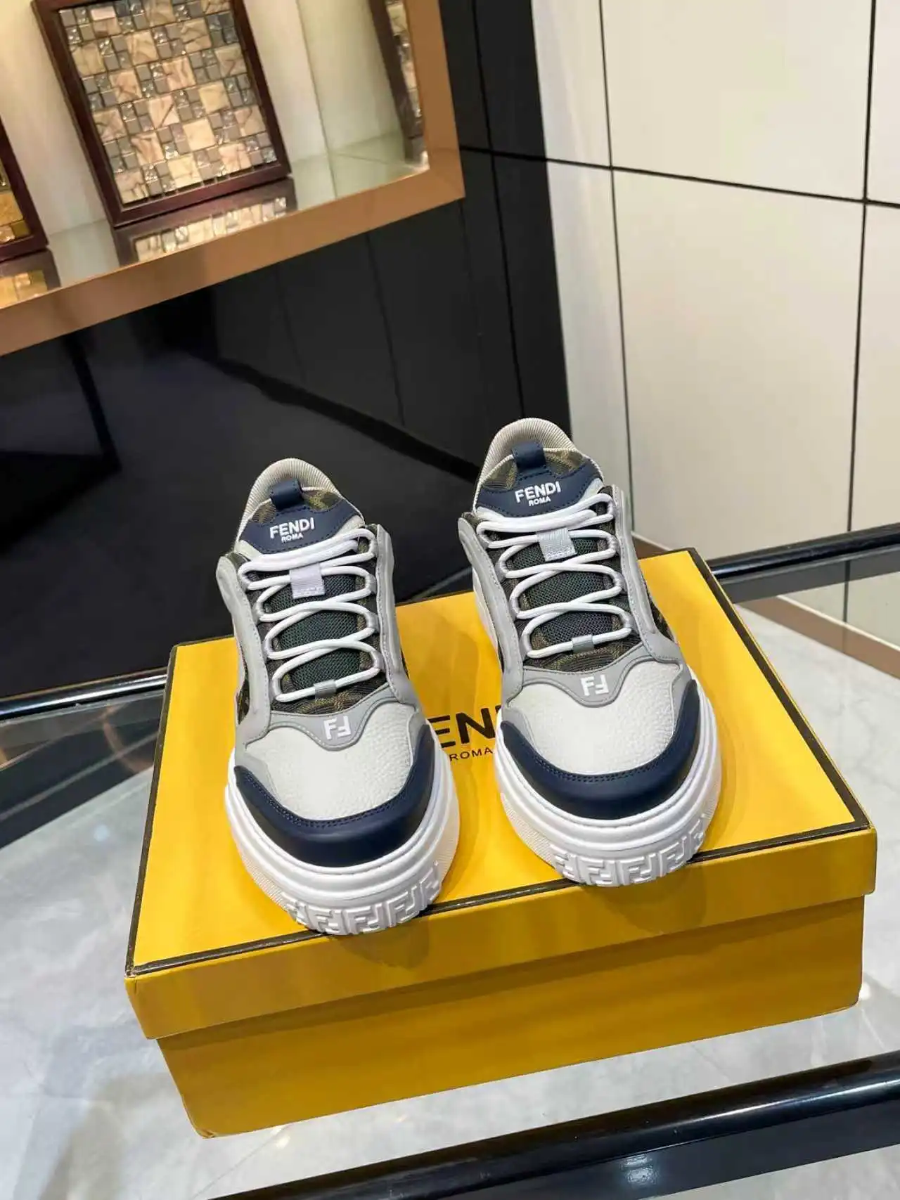 P320顶级版本高端品质 【 FENDI】芬迪🔍🔍🔍休闲运动鞋 -鞋面：🔝纳帕小牛皮、荔纹小牛皮、鞋舌.后跟；注塑品牌logo塑胶模块 -内里：品牌帆布 -大底：超轻TPR发泡&middot;橡胶；成型大底 -超高品控&middot;做工精细：凸显(高端&middot;贵气&middot;档次) -Size ：39-44（38，45，可订做）