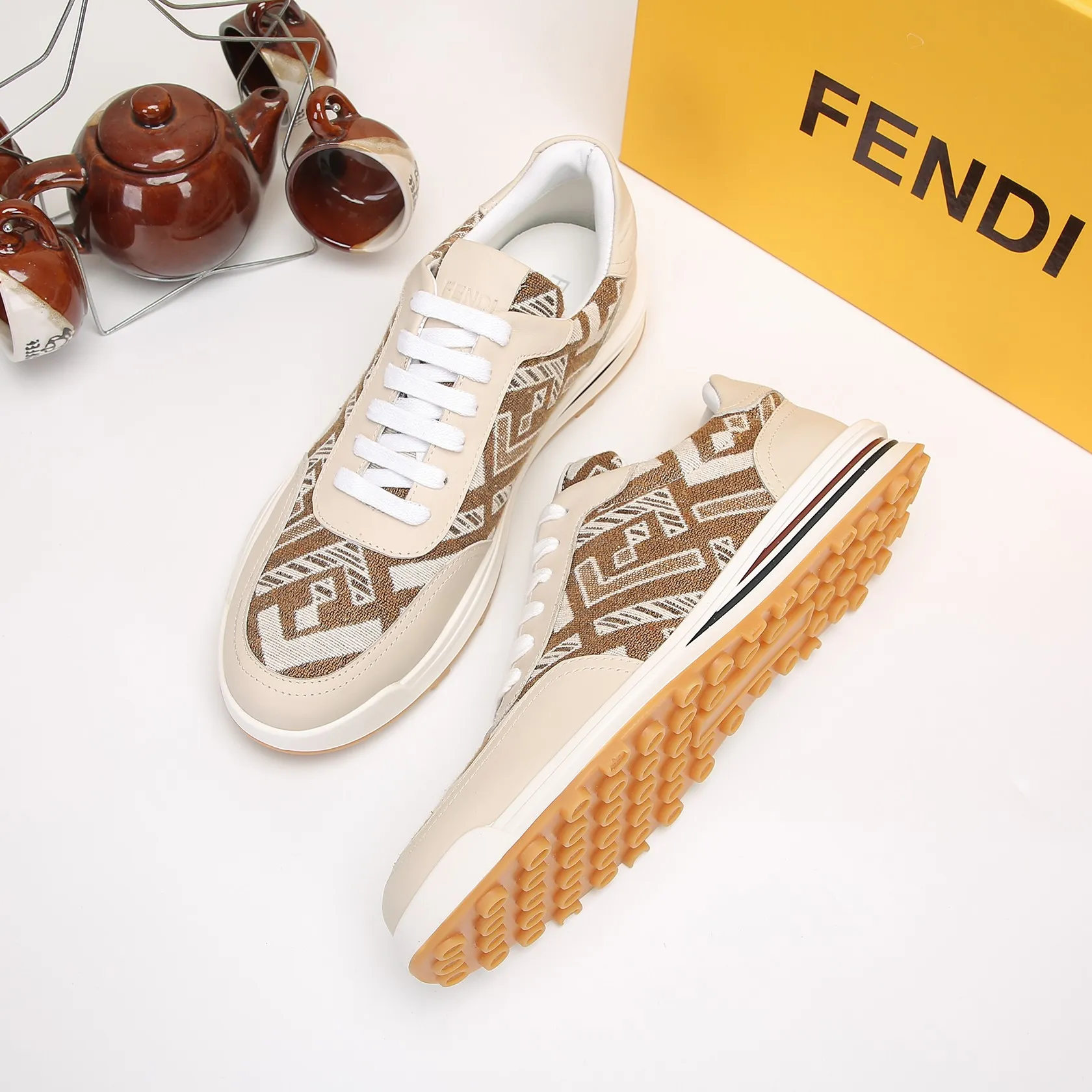 工厂批190💰全高羊档里 请准认高质量👍最新款FENDI芬迪👍 官网全首球发🔥 💋👟品芬牌迪 玫瑰](高端货) 💋👟级别：原版，[强] 💋👟材质：意大原利版头层色彩小牛皮配洲欧顶级羊皮内里👍 💋👟码数：38-45[胜利] 💋👟工艺：原工版艺[拳头] 💋👟颜色：二色 ，[爱心] 💋👟款式：最新款 🎉 💋👟供应：长供期货,永继不货[嘴唇]