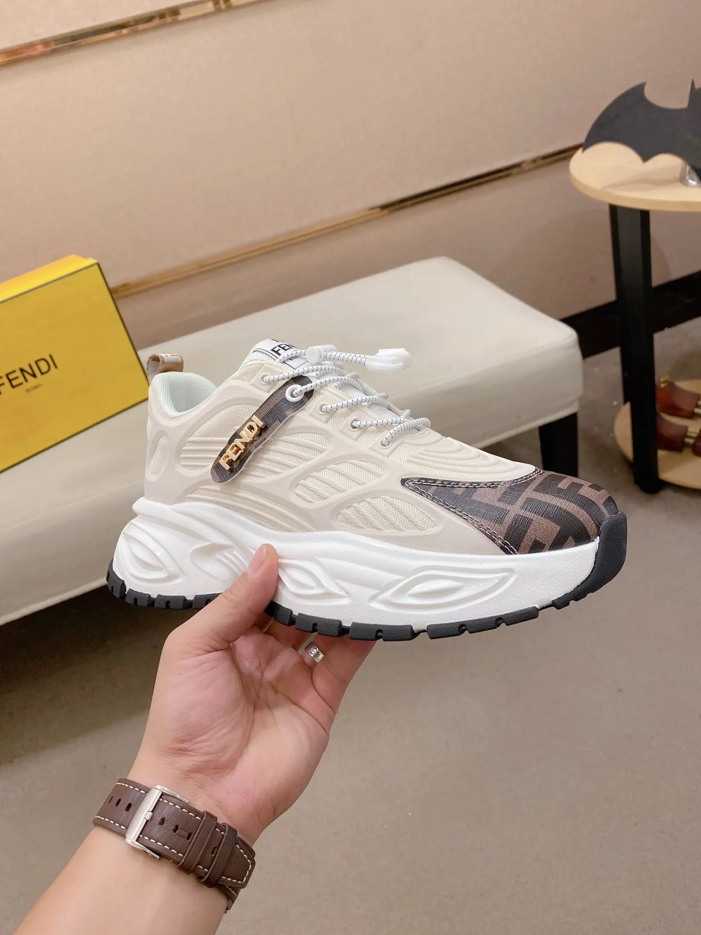 工厂价 231💰（fendi芬迪） 新款高帮👊🏻鞋面🇮🇹进口牛皮面料 🇩🇪内里进口透气网布内里 。原版大底开模，每一位男士的身份衬托，上脚大气稳重🚶🏻🚶🏻高端定制专柜原版复刻📯不管风吹雨打鞋楦不变，经得起时间的验证🔍️，🔵 码数：38-44