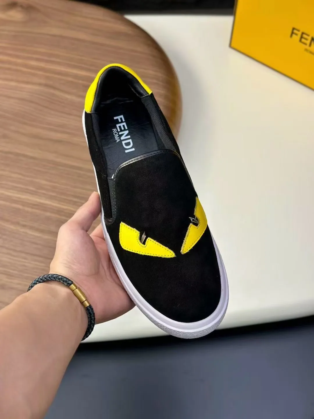 160💰 小怪兽 Fendi/芬迪25ss新款情侣款板鞋休闲运动鞋 FD match 原版购入 一比一复刻 设计师Kim Jones打造的首款运动鞋fendi match 和驴牌的Trainer篮球运动鞋 鞋面采用麂皮和皮革拼接组合 侧面凸起的双F 上脚超级柔软 轻便 舒适搭配卫衣 码数：男款38-45