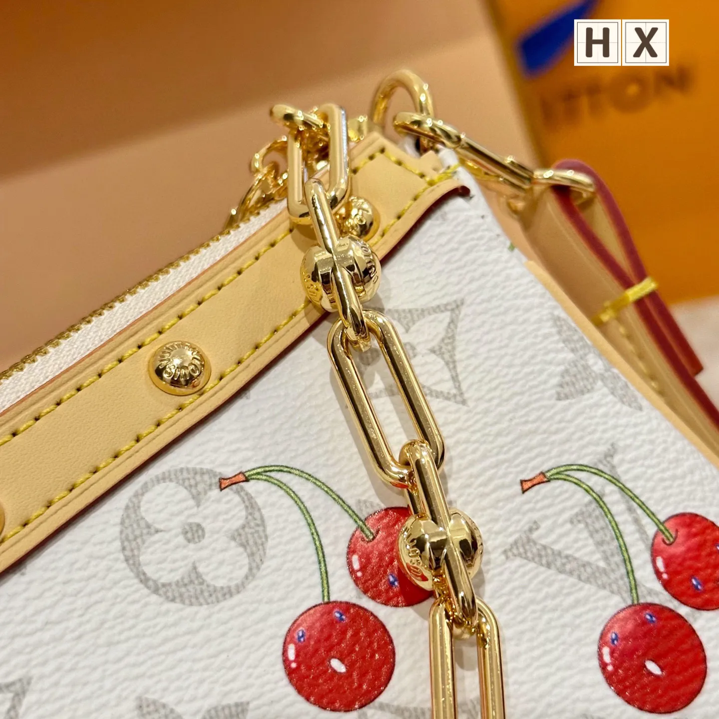 ￼P160 官网双盒包装 LV x 村上隆｜Pochette 麻将🍒 Pochette Accessoires 手袋加入路易威登&times;村上隆复刻系列。 Monogram 丹宁布烘托樱桃图案刺绣的明丽气息，诠释该日本艺术家的玩趣美学理念。 皮革饰边的饰钉元素和莹泽金属件丰富细节 size:21.5x4.5x13cm