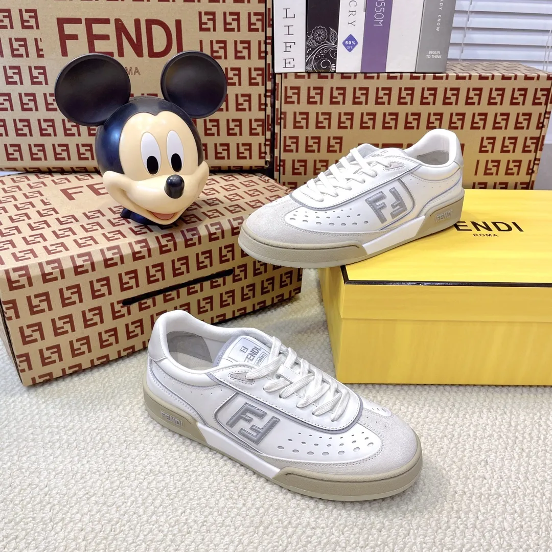 最新色系！💰320 最新版面 情侣款 Fendi芬迪2025新色系列板鞋休闲鞋 FD match 系带运动鞋 升级新款 拼接鞋面 新鲜血液注入加FF复古的设计 超好看百搭 鞋面牛皮面拼接组合 饰有小穿孔 侧面凸起的双F logo内里采用透气布里 轻便 舒适百搭 原版TPu大底 码数，女款35-40 / 男款39-44