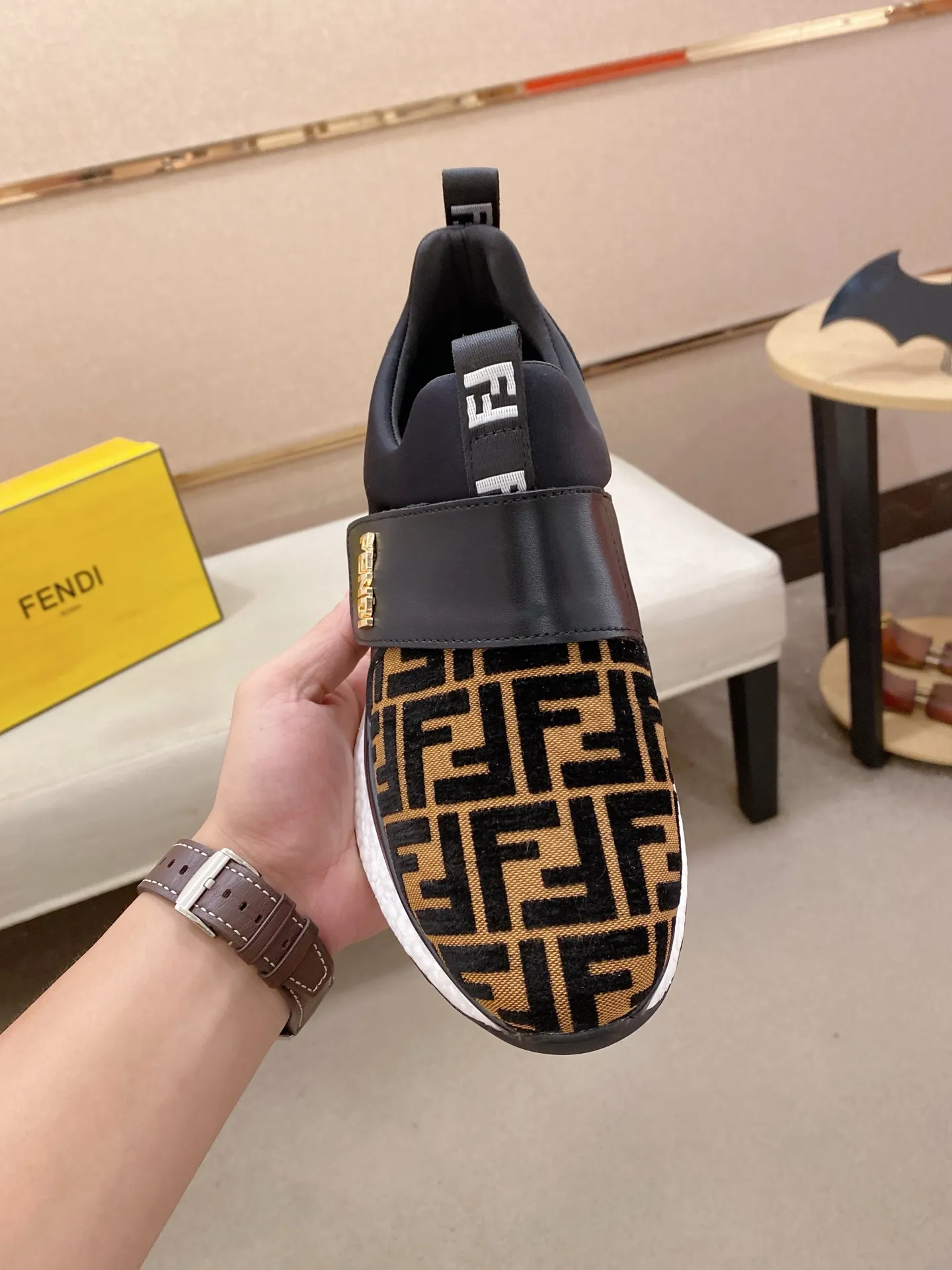 工厂价 231💰（fendi芬迪） 新款高帮👊🏻鞋面🇮🇹进口牛皮面料 🇩🇪内里进口透气网布内里 。原版大底开模，每一位男士的身份衬托，上脚大气稳重🚶🏻🚶🏻高端定制专柜原版复刻📯不管风吹雨打鞋楦不变，经得起时间的验证🔍️，🔵 码数：38-44