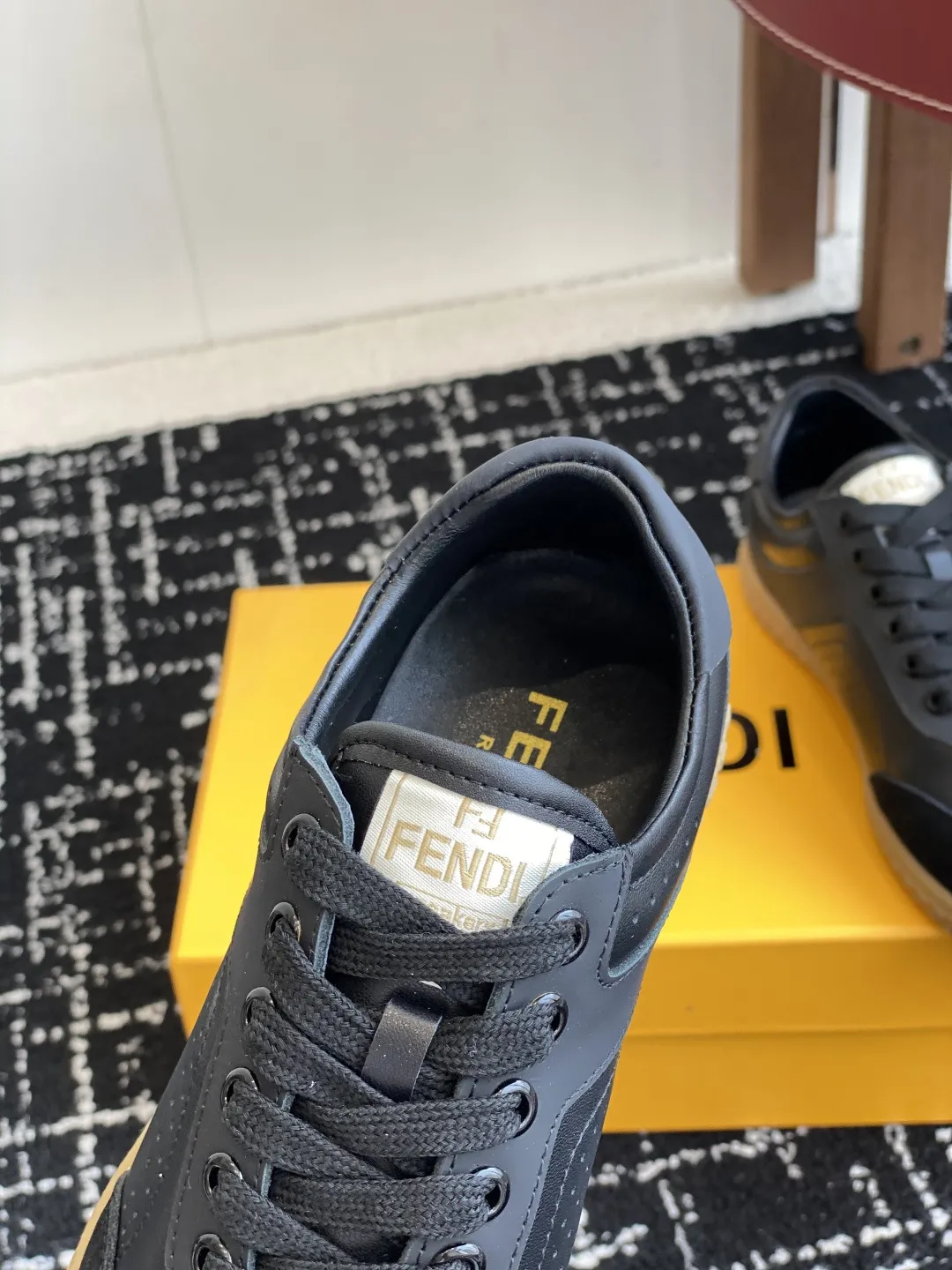 代购级💰250 Fendi芬迪 25ss 春夏新款 德训鞋 原版购入开发 做货 设计师Kim Jones打造的首款运动鞋fendi match 和LV驴牌的Trainer篮球运动鞋 鞋型差不多 添加了FF复古的设计 鞋面采用麂皮和皮革拼接组合 侧面凸起的双F logo内里采用毛巾绒里 上脚超级柔软 轻便 舒适搭配卫衣 少年感满满 鞋面:原版定制进口牛皮/牛仔布内里垫脚:进口定制羊皮 鞋底:橡胶大底 Size:#35-41(40 定做不退换)