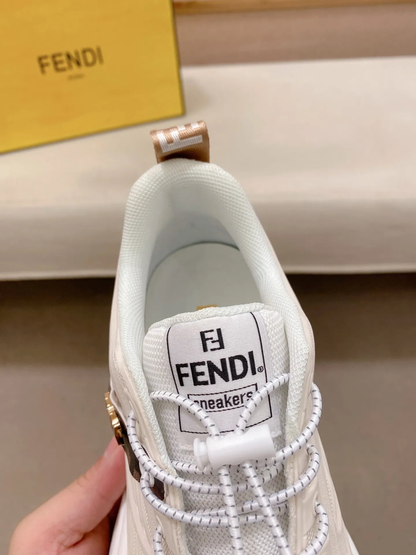 工厂价 231💰（fendi芬迪） 新款高帮👊🏻鞋面🇮🇹进口牛皮面料 🇩🇪内里进口透气网布内里 。原版大底开模，每一位男士的身份衬托，上脚大气稳重🚶🏻🚶🏻高端定制专柜原版复刻📯不管风吹雨打鞋楦不变，经得起时间的验证🔍️，🔵 码数：38-44