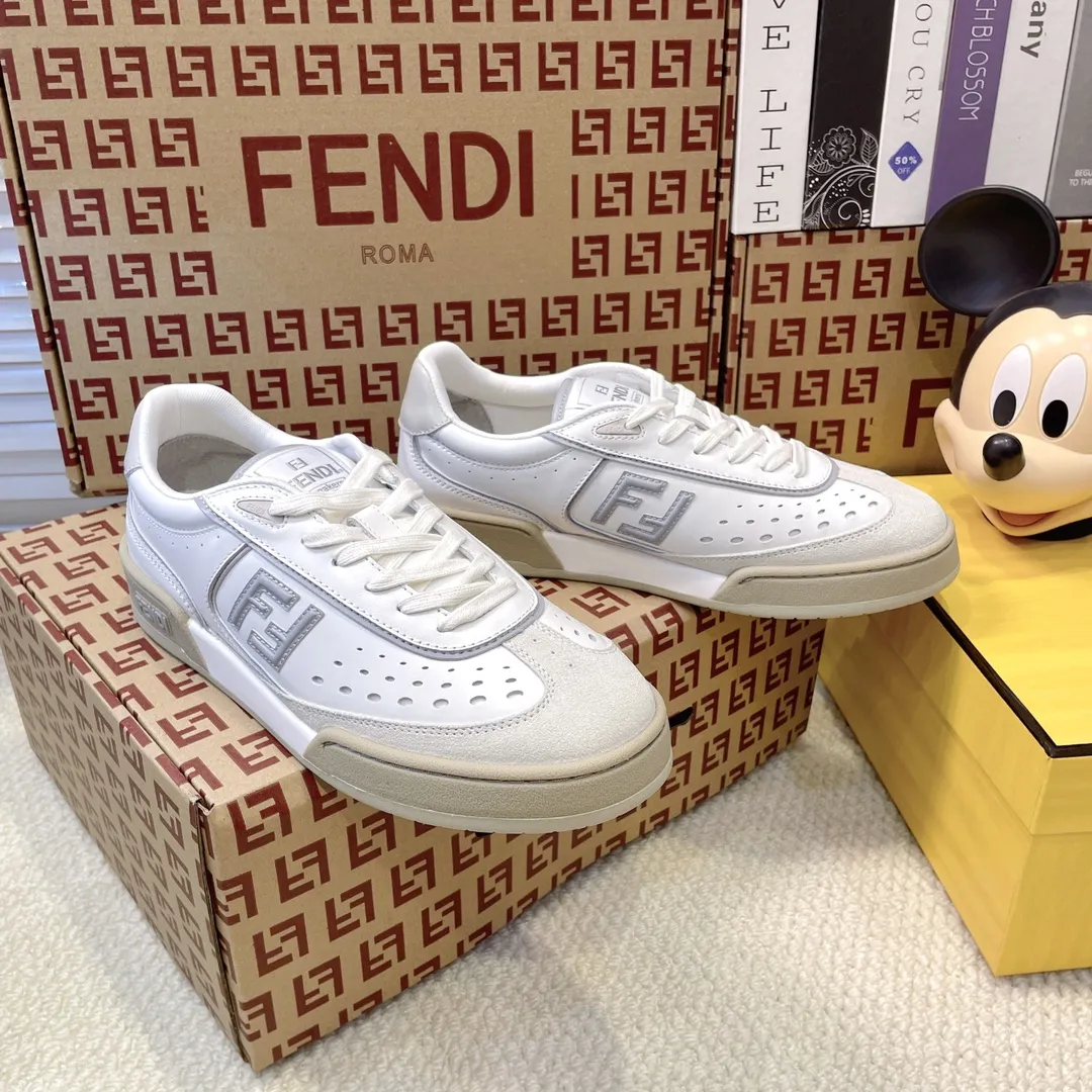 最新色系！💰320 最新版面 情侣款 Fendi芬迪2025新色系列板鞋休闲鞋 FD match 系带运动鞋 升级新款 拼接鞋面 新鲜血液注入加FF复古的设计 超好看百搭 鞋面牛皮面拼接组合 饰有小穿孔 侧面凸起的双F logo内里采用透气布里 轻便 舒适百搭 原版TPu大底 码数，女款35-40 / 男款39-44