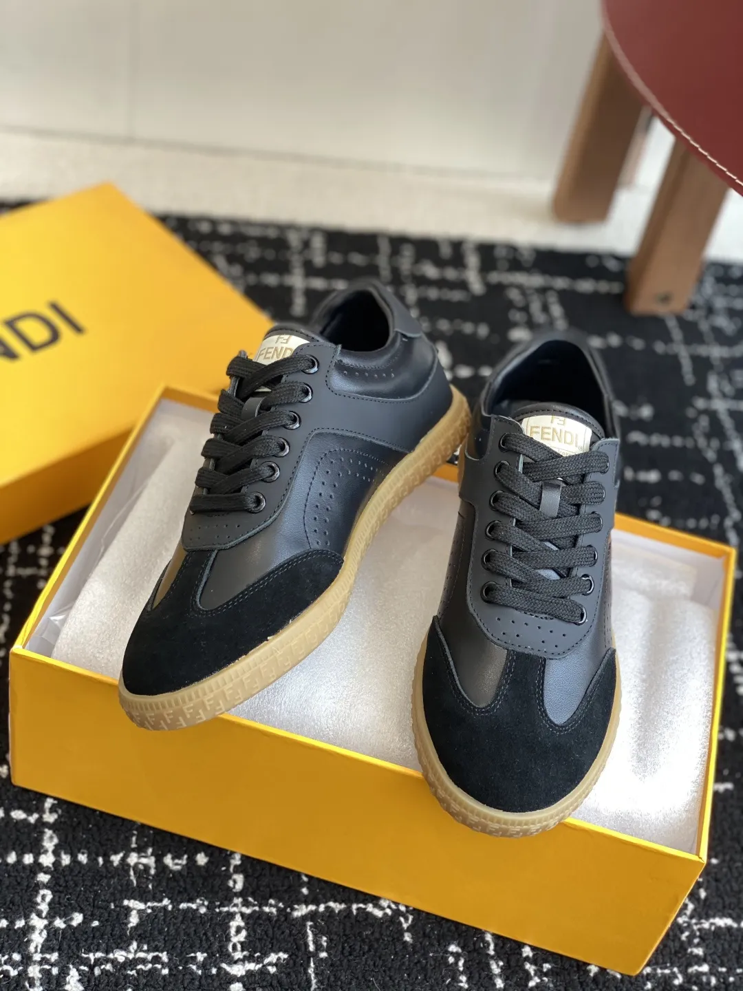 代购级💰250 Fendi芬迪 25ss 春夏新款 德训鞋 原版购入开发 做货 设计师Kim Jones打造的首款运动鞋fendi match 和LV驴牌的Trainer篮球运动鞋 鞋型差不多 添加了FF复古的设计 鞋面采用麂皮和皮革拼接组合 侧面凸起的双F logo内里采用毛巾绒里 上脚超级柔软 轻便 舒适搭配卫衣 少年感满满 鞋面：原版定制进口牛皮/牛仔布内里垫脚：进口定制羊皮 鞋底：橡胶大底 Size：#35-41（40 定做不退换）