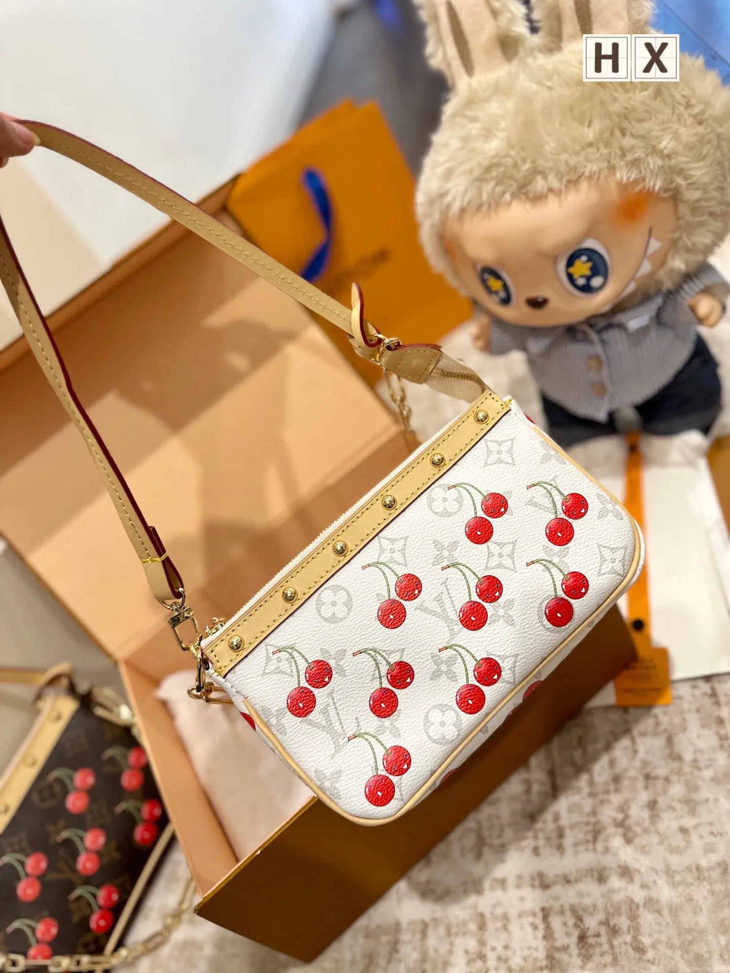 P160 官网双盒包装 LV x 村上隆|Pochette 麻将🍒 Pochette Accessoires 手袋加入路易威登×村上隆复刻系列。 Monogram 丹宁布烘托樱桃图案刺绣的明丽气息,诠释该日本艺术家的玩趣美学理念。 皮革饰边的饰钉元素和莹泽金属件丰富细节 size:21.5x4.5x13cm