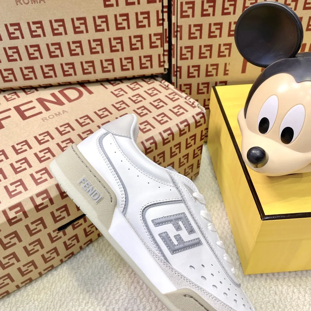 最新色系！💰320 最新版面 情侣款 Fendi芬迪2025新色系列板鞋休闲鞋 FD match 系带运动鞋 升级新款 拼接鞋面 新鲜血液注入加FF复古的设计 超好看百搭 鞋面牛皮面拼接组合 饰有小穿孔 侧面凸起的双F logo内里采用透气布里 轻便 舒适百搭 原版TPu大底 码数，女款35-40 / 男款39-44