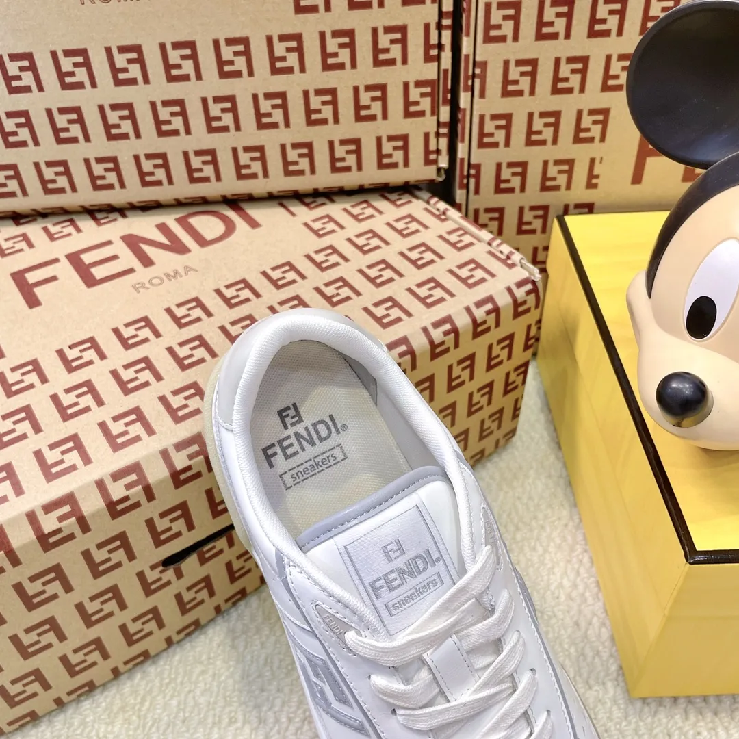 最新色系！💰320 最新版面 情侣款 Fendi芬迪2025新色系列板鞋休闲鞋 FD match 系带运动鞋 升级新款 拼接鞋面 新鲜血液注入加FF复古的设计 超好看百搭 鞋面牛皮面拼接组合 饰有小穿孔 侧面凸起的双F logo内里采用透气布里 轻便 舒适百搭 原版TPu大底 码数，女款35-40 / 男款39-44