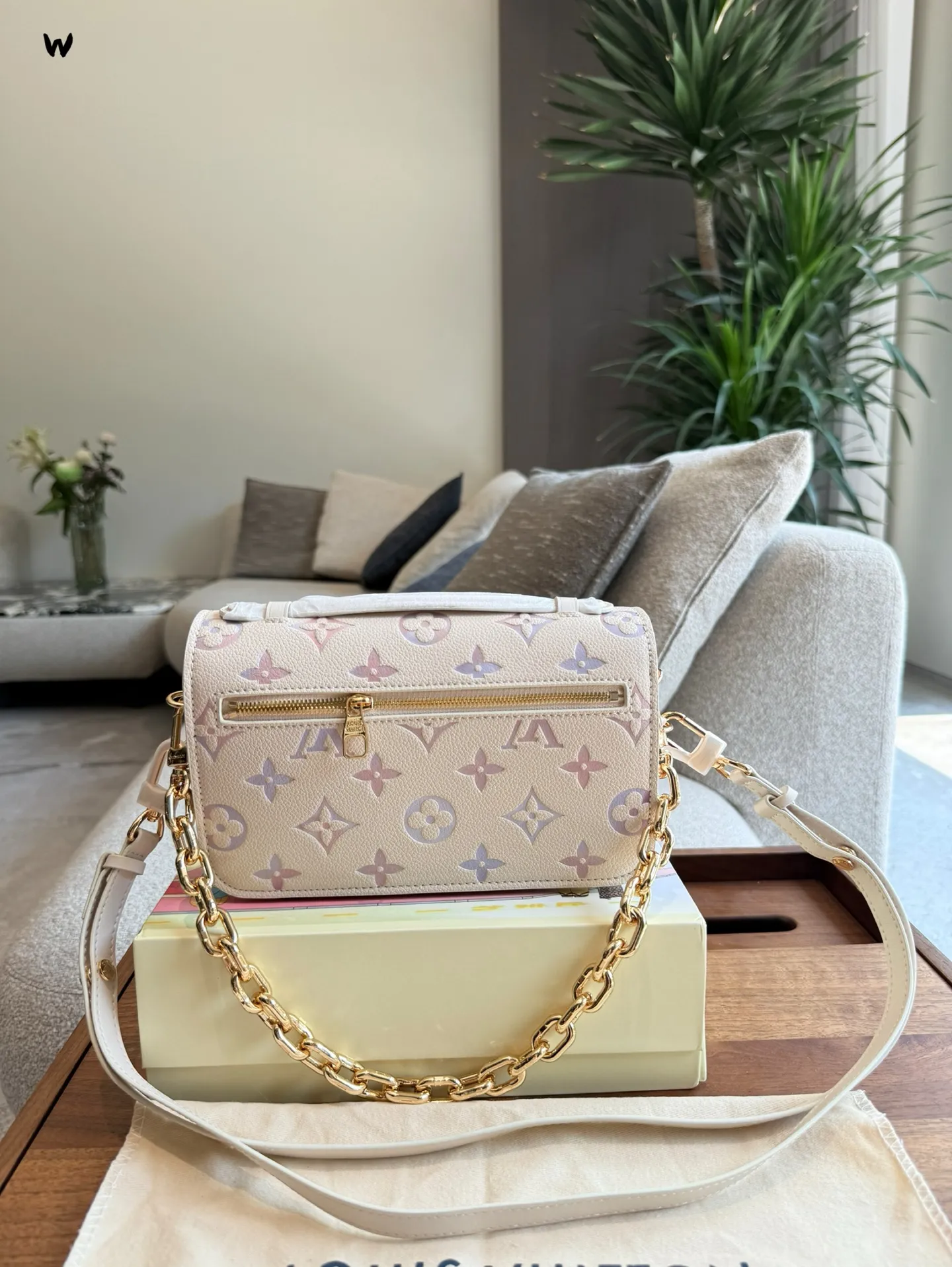 彩虹炫彩系列p200 LV，那可是时尚界响当当的名字，它家的包包就像拥有魔法一样，让人欲罢不能盘。每一款LV包包都凝聚着精湛工艺与独特设计，从经典的Monogram图案，到各种别出心裁的创意款式，简直是时尚宝藏库。 经典的邮差系列，小巧玲珑又实用百搭，无论是日常出街还是短途旅行，往身上一背，瞬间提升气质，走路都带风