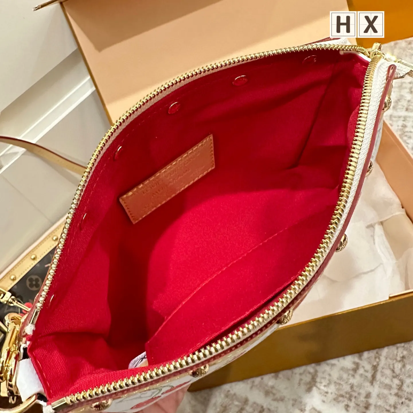 ￼P160 官网双盒包装 LV x 村上隆｜Pochette 麻将🍒 Pochette Accessoires 手袋加入路易威登&times;村上隆复刻系列。 Monogram 丹宁布烘托樱桃图案刺绣的明丽气息，诠释该日本艺术家的玩趣美学理念。 皮革饰边的饰钉元素和莹泽金属件丰富细节 size:21.5x4.5x13cm