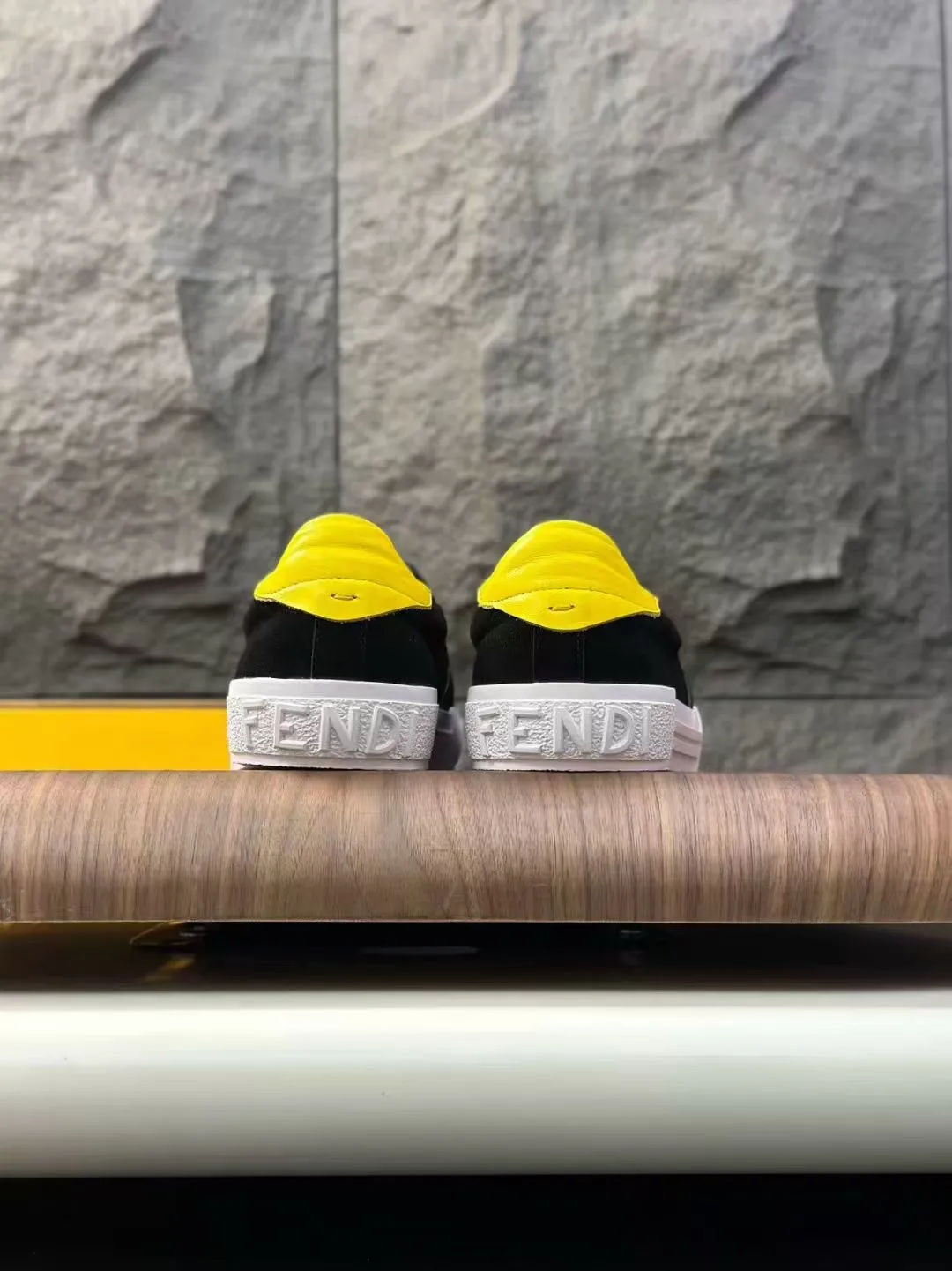 160💰 小怪兽 Fendi/芬迪25ss新款情侣款板鞋休闲运动鞋 FD match 原版购入 一比一复刻 设计师Kim Jones打造的首款运动鞋fendi match 和驴牌的Trainer篮球运动鞋 鞋面采用麂皮和皮革拼接组合 侧面凸起的双F 上脚超级柔软 轻便 舒适搭配卫衣 码数：男款38-45