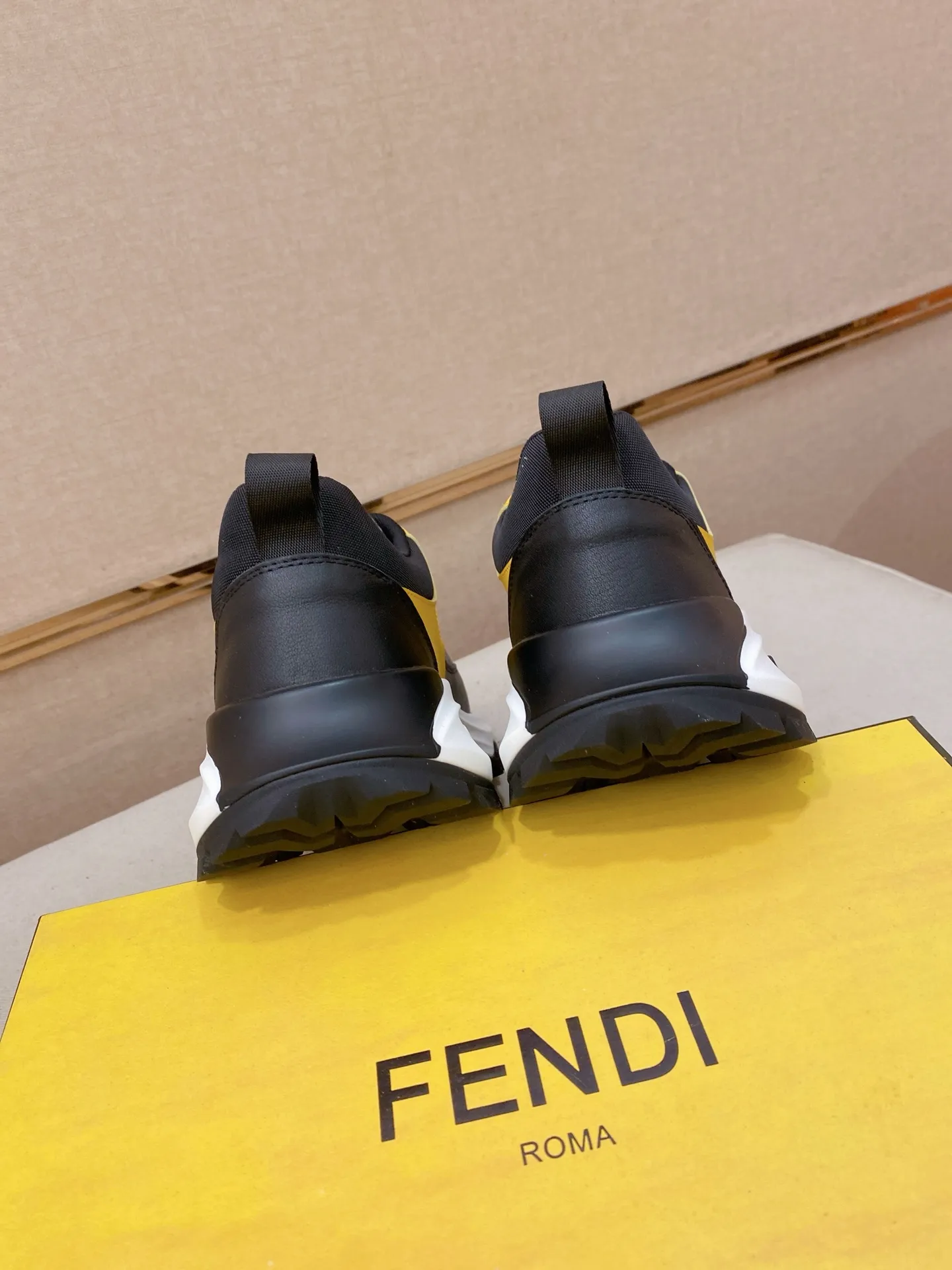 工厂价 231💰 （fendi芬迪） 新款👊🏻鞋面🇮🇹进口牛皮面料 🇩🇪内里进口羊皮内里 。原版大底开模，每一位男士的身份衬托，上脚大气稳重🚶🏻🚶🏻高端定制专柜原版复刻📯不管风吹雨打鞋楦不变，经得起时间的验证🔍️，🔵 码数：38-44