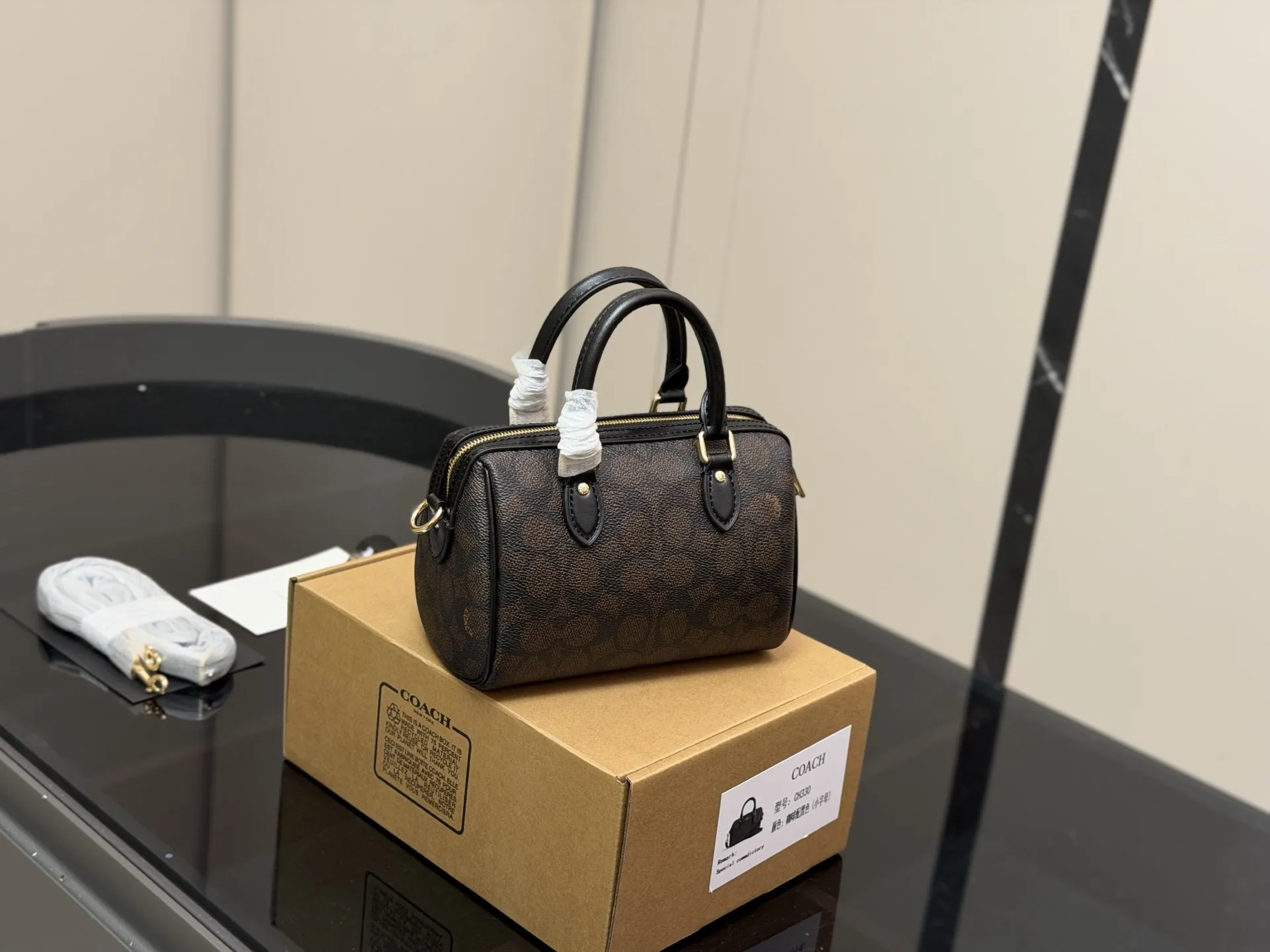 &yen;175 （全套包装） size：18*12cm 蔻驰 迷你枕头包/新品 超级可爱的迷你波士顿 经典的小号的 Size 小小的身体，大大的容量！ 渠道货很难得哦！ 搜索🔍coach 枕头包