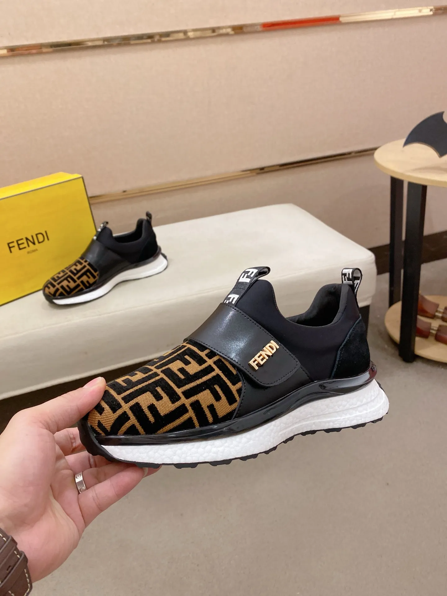 工厂价 231💰(fendi芬迪) 新款高帮👊🏻鞋面🇮🇹进口牛皮面料 🇩🇪内里进口透气网布内里 。原版大底开模,每一位男士的身份衬托,上脚大气稳重🚶🏻🚶🏻高端定制专柜原版复刻📯不管风吹雨打鞋楦不变,经得起时间的验证🔍️,🔵 码数:38-44