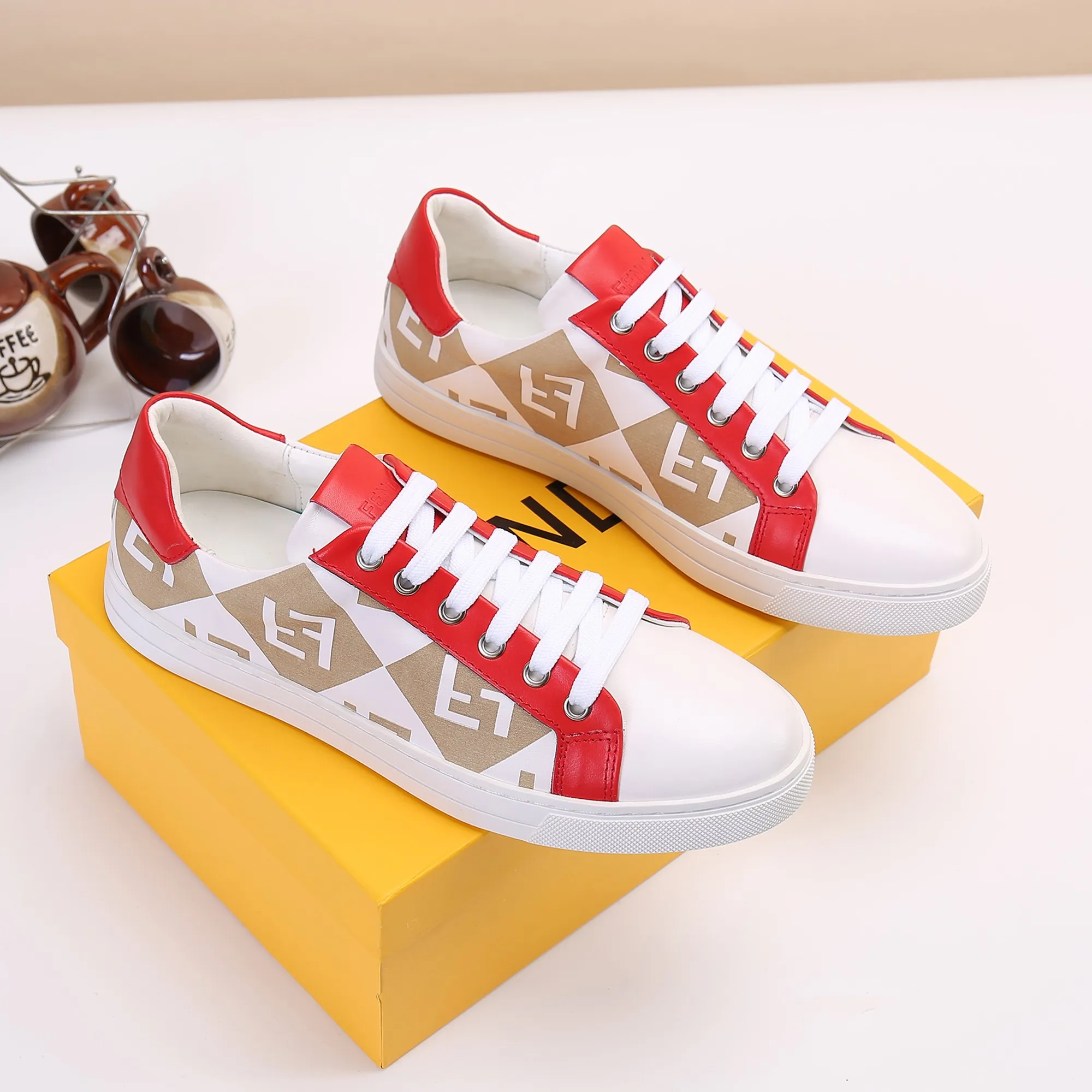 工厂批190💰全高档羊里 请认准高质量👍最新款FENDI芬迪👍 官网全球首发🔥 💋👟品牌芬迪 玫瑰](高端货) 💋👟级别：原版，[强] 💋👟材质：意大利原版头层色彩小牛皮配欧洲顶级羊皮内里👍 💋👟码数：38-45[胜利] 💋👟工艺：原版工艺[拳头] 💋👟颜色：二色 ，[爱心] 💋👟款式：最新款 🎉 💋👟供应：长期供货,永不继货[嘴唇]