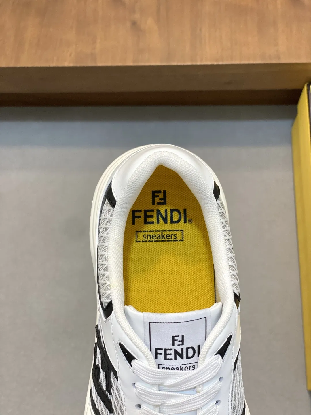 💰430【 FENDI】芬迪 -高端品质 原单🔍🔍🔍休闲运动鞋 -鞋面:🔝纳帕小牛皮拼接透气网面 注塑品牌logo塑胶模块 -内里:品牌帆布 -大底:超轻TPR发泡·橡胶;成型大底 -超高品控·做工精细:凸显(高端·贵气·档次) -Size :39-44(38,45,可订做)