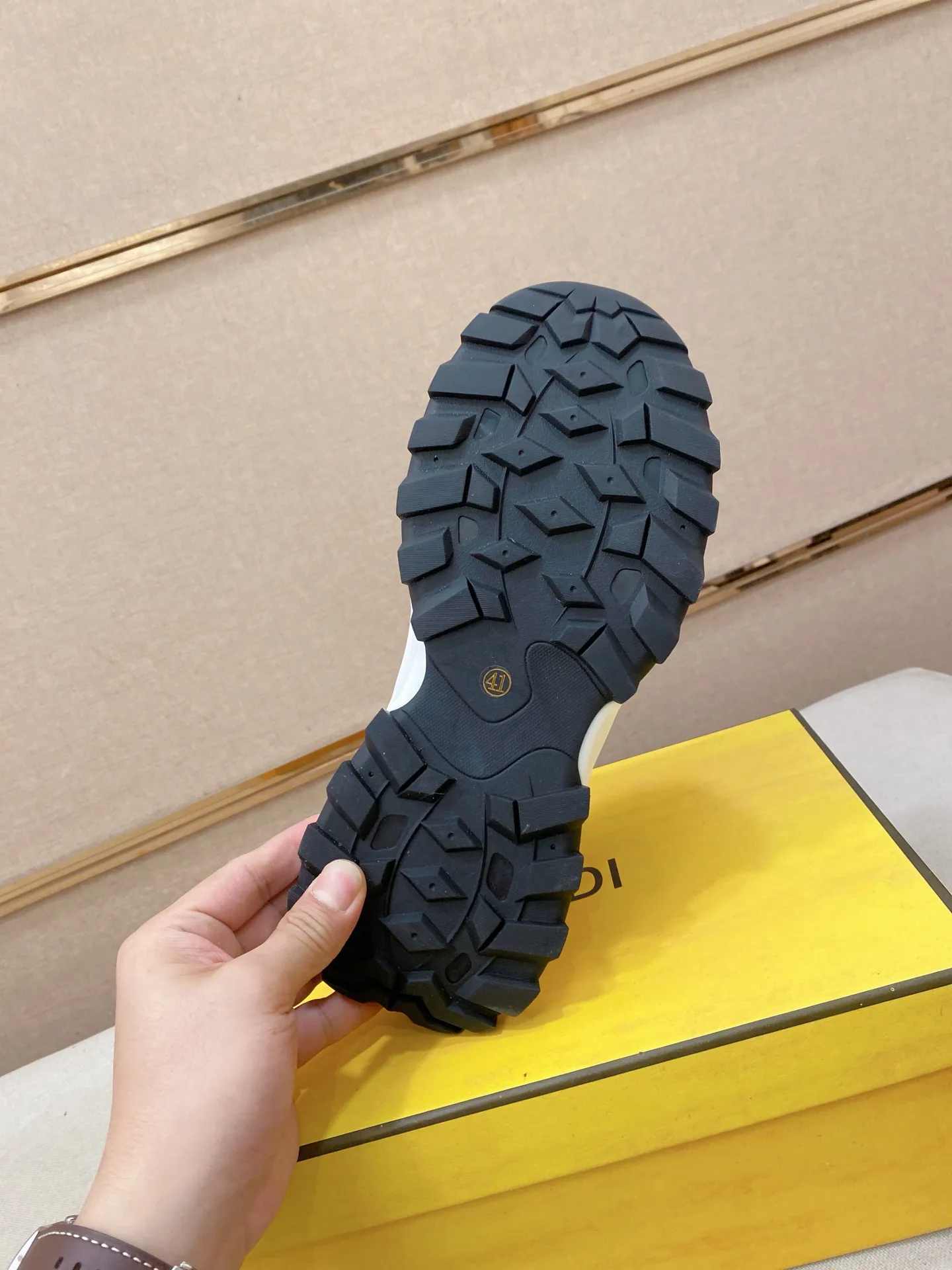 工厂价 231💰 （fendi芬迪） 新款👊🏻鞋面🇮🇹进口牛皮面料 🇩🇪内里进口羊皮内里 。原版大底开模，每一位男士的身份衬托，上脚大气稳重🚶🏻🚶🏻高端定制专柜原版复刻📯不管风吹雨打鞋楦不变，经得起时间的验证🔍️，🔵 码数：38-44