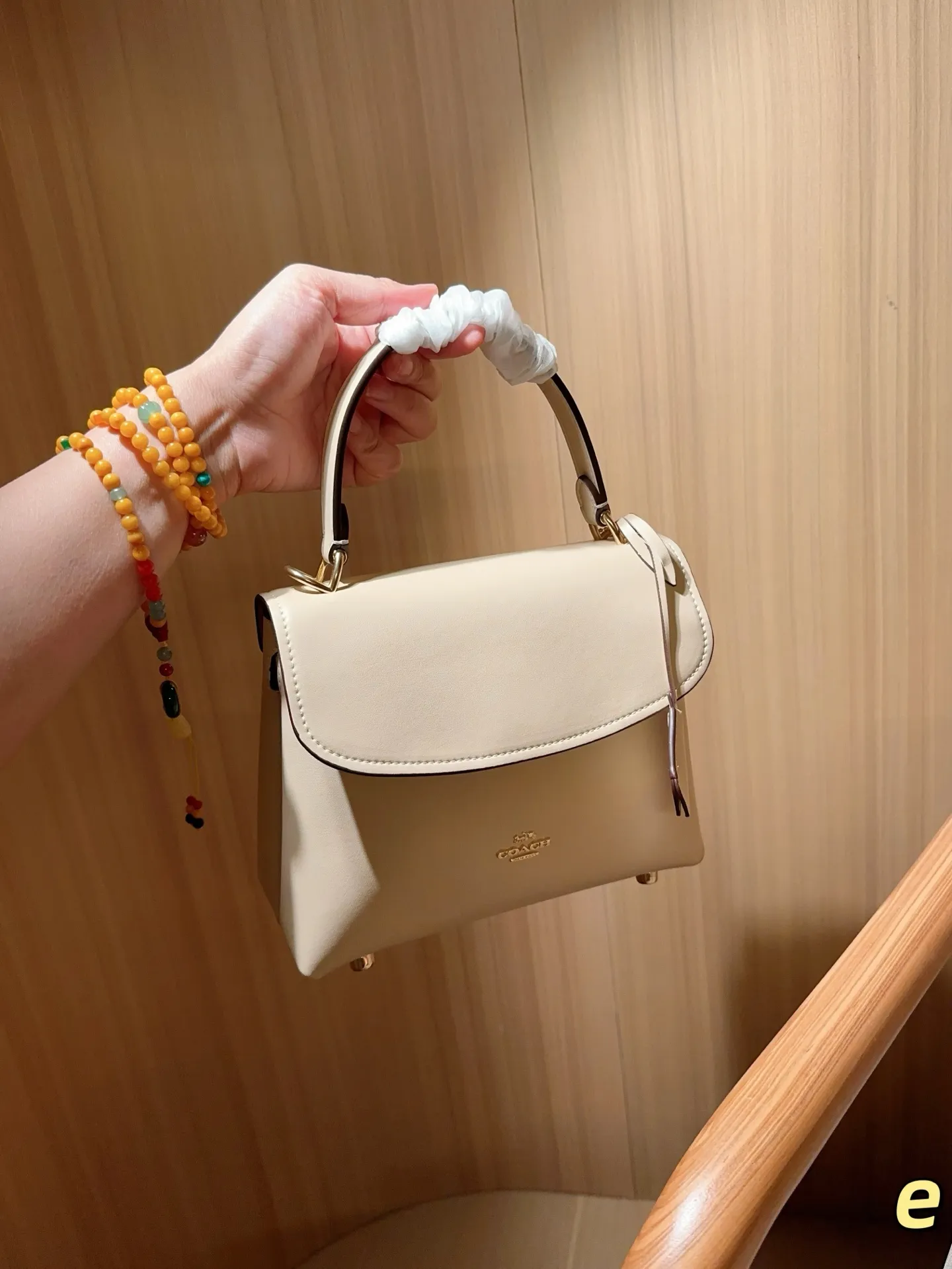 💰170 coach蔻驰 新款Emory手提包!翻盖暗锁设计配有长肩带,可手拎单肩斜挎! 尺寸23×18×9 礼盒包装🎁