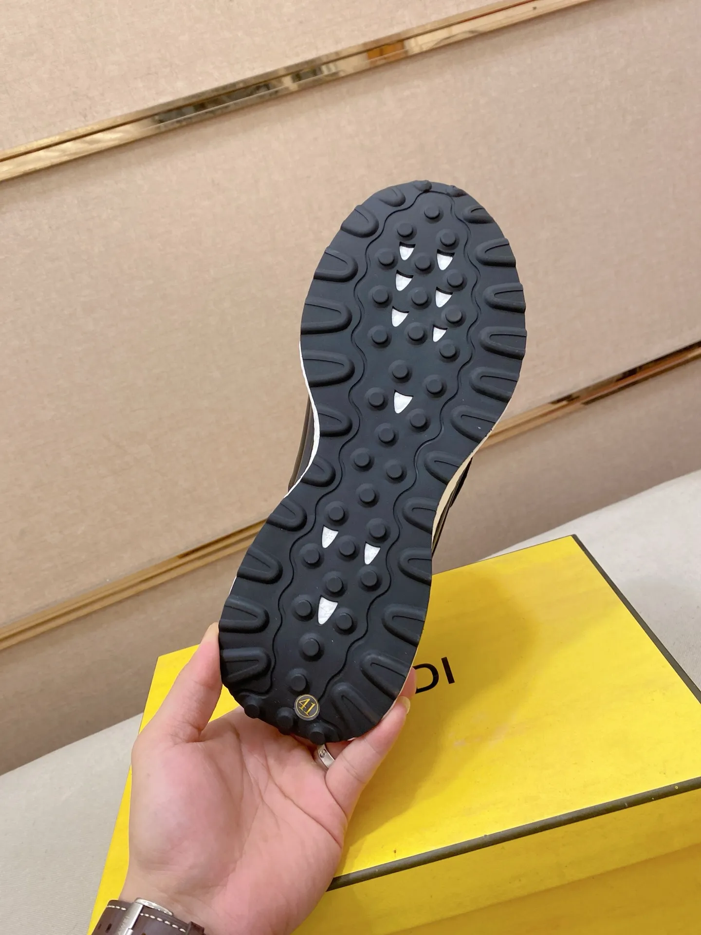 工厂价 231💰(fendi芬迪) 新款高帮👊🏻鞋面🇮🇹进口牛皮面料 🇩🇪内里进口透气网布内里 。原版大底开模,每一位男士的身份衬托,上脚大气稳重🚶🏻🚶🏻高端定制专柜原版复刻📯不管风吹雨打鞋楦不变,经得起时间的验证🔍️,🔵 码数:38-44