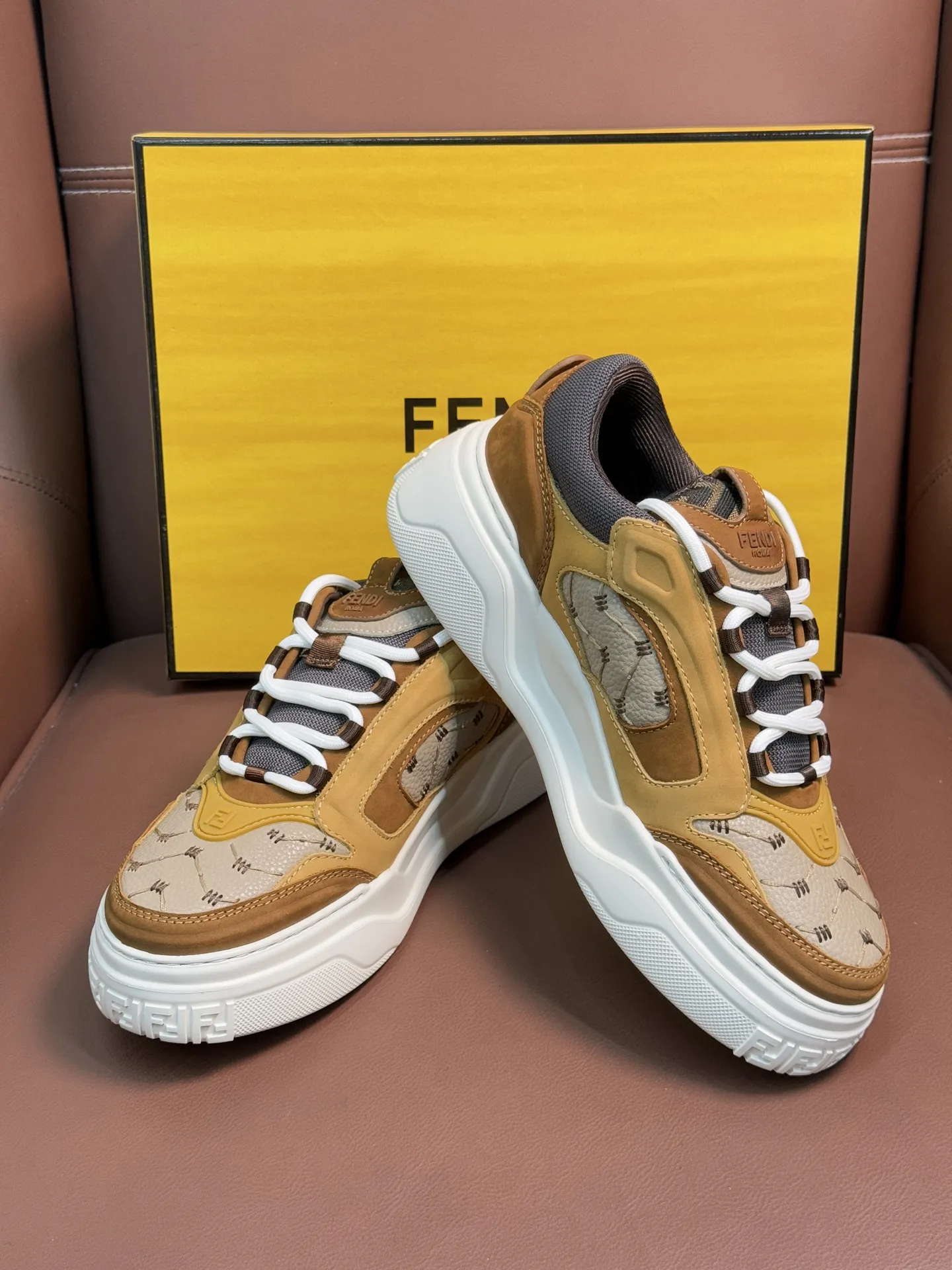 💰400【FENDI】芬迪 -高端品质 原单QQQ休闲运动鞋 -鞋面: 細纳帕小牛皮、荔纹小牛皮、鞋舌 后跟;注塑品牌logo塑胶模 -内里:品牌帆布 -大底:超轻TPR发泡•橡胶;成型大底 -超高品控•做工精细:凸显(高端•贵气•档次) -Size:39-44(38,45,可订做)
