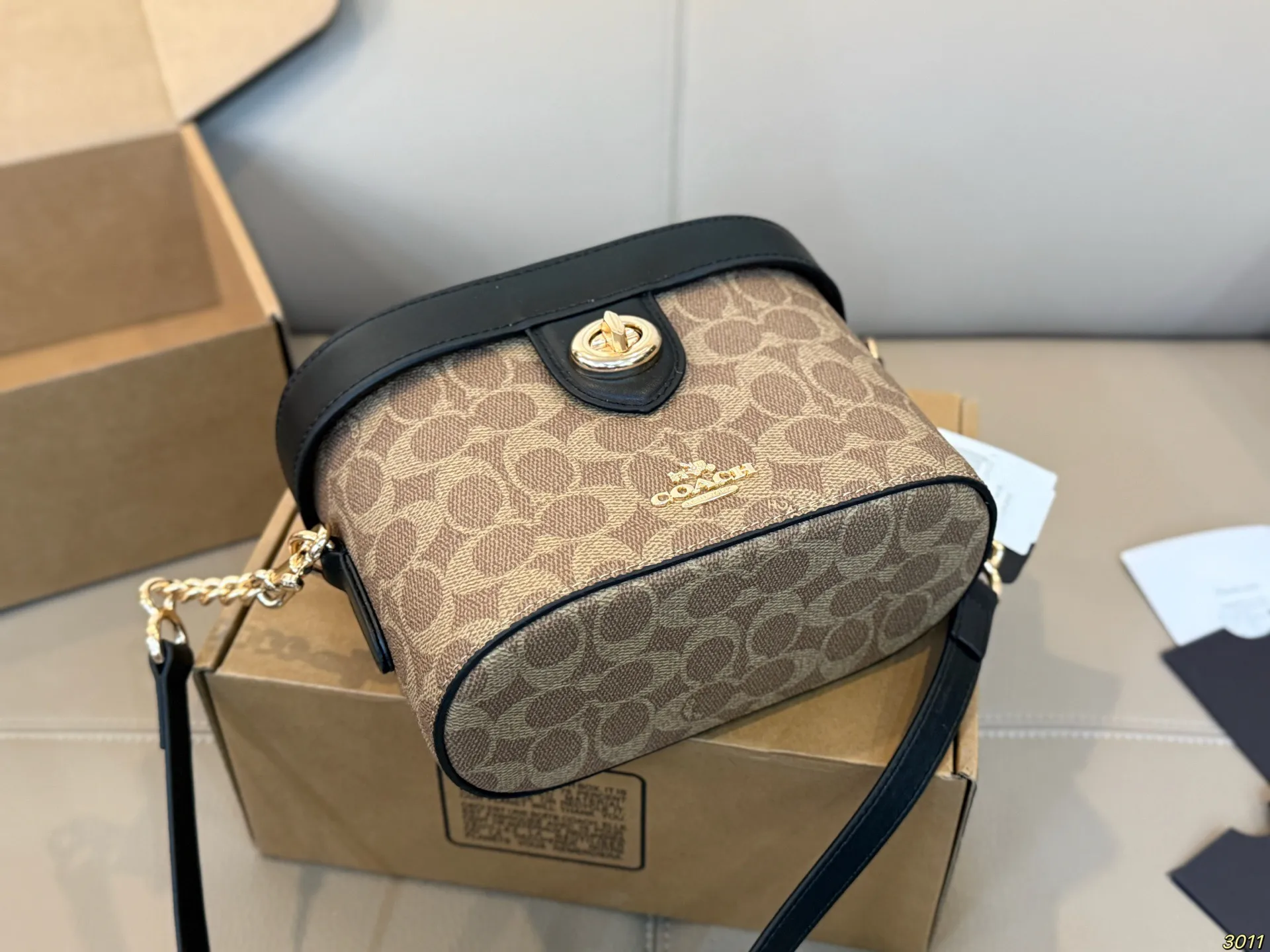 &yen;155飞机盒 COACH蔻驰原单小箱子～化妆箱 复古系列-百搭神器 原单面料 皮质超级柔软 手感超好 大容量 颜色刚刚好 又精致尺寸：19 14