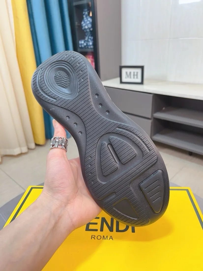 出厂价220🌹🌹【FENDI】爆卖款官网全球首发🔝男鞋高端品牌 官网最新款系列：鞋面采用进口牛皮搭配专供面料打造➕网布透气内里。让行走更加便捷舒适！与官方的质量相比美的1：1复刻。打造时尚个性衬托你的与众不同！潮男必备!经典款。男码：38-44。