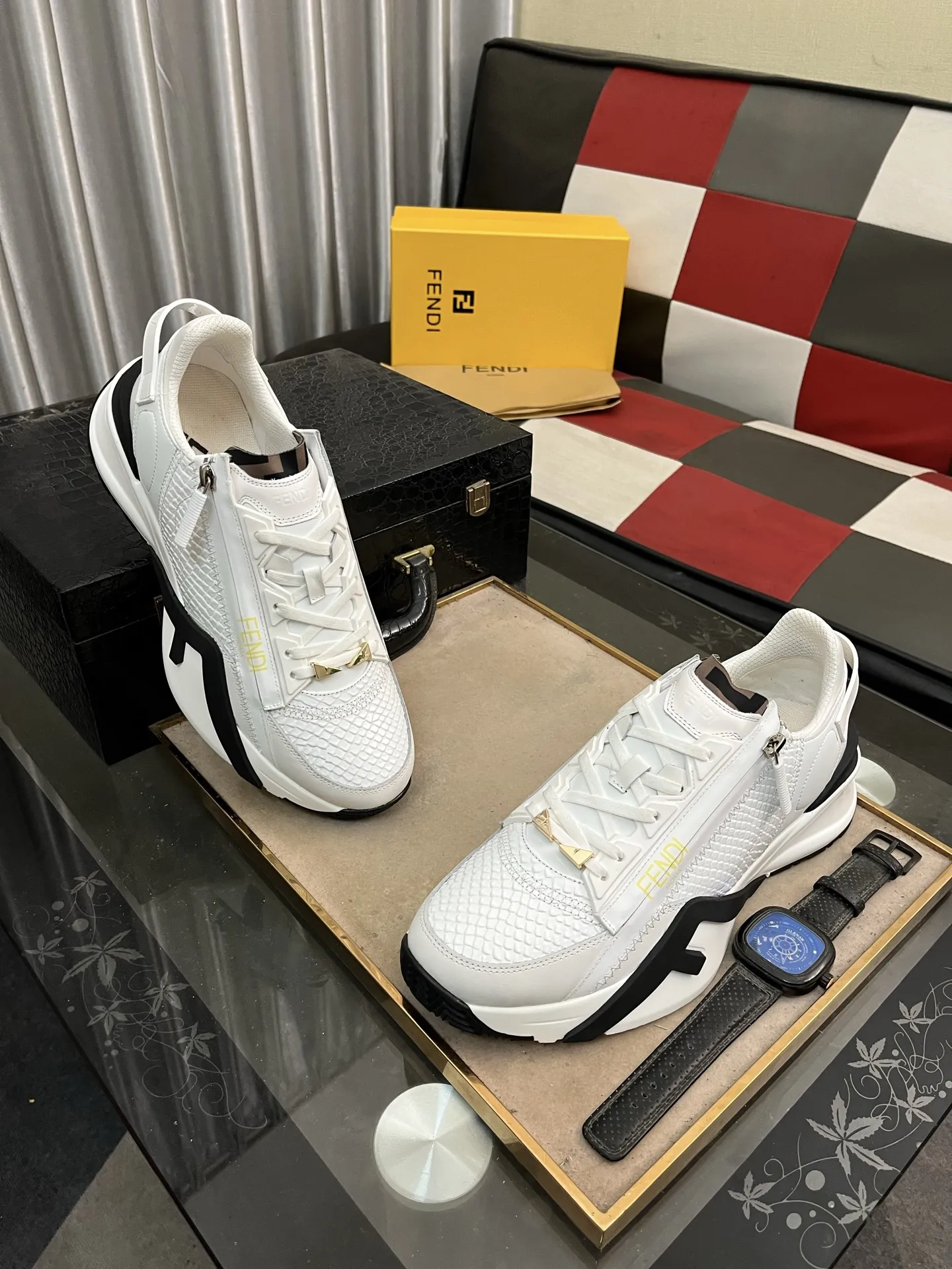 出厂价:290⌚️⌚️【FENDI】芬迪高帮经典舒适男士,这款复杂的运动鞋是由柔软的小牛皮➕真皮内里➕原版超轻橡胶材质粗纹大底 这种独特的轻薄风格适合这个季节的随意而精致的感性,上脚舒适自然 秋冬休闲出行日常款!38−444️⃣色可选