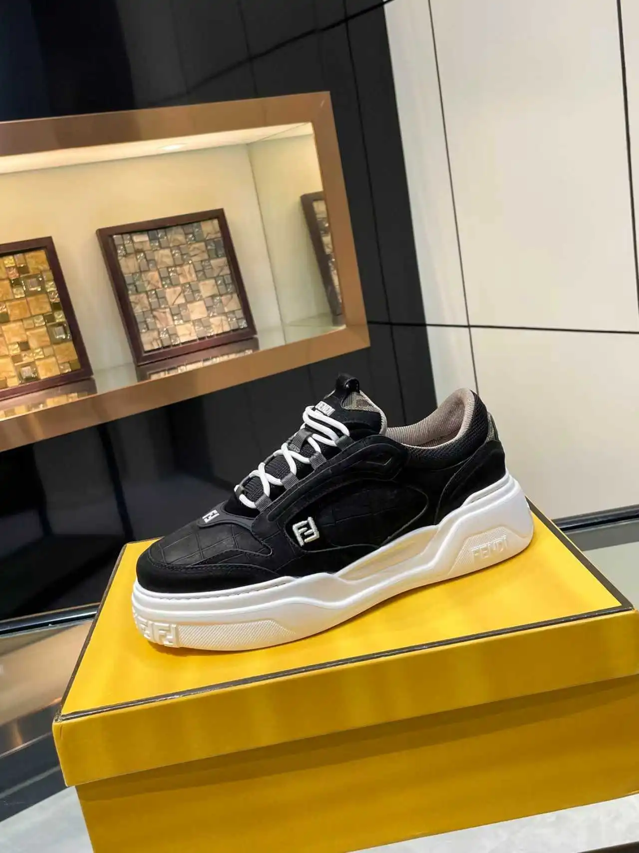 P320顶级版本高端品质 【 FENDI】芬迪🔍🔍🔍休闲运动鞋 -鞋面:🔝纳帕小牛皮、荔纹小牛皮、鞋舌.后跟;注塑品牌logo塑胶模块 -内里:品牌帆布 -大底:超轻TPR发泡·橡胶;成型大底 -超高品控·做工精细:凸显(高端·贵气·档次) -Size :39-44(38,45,可订做)