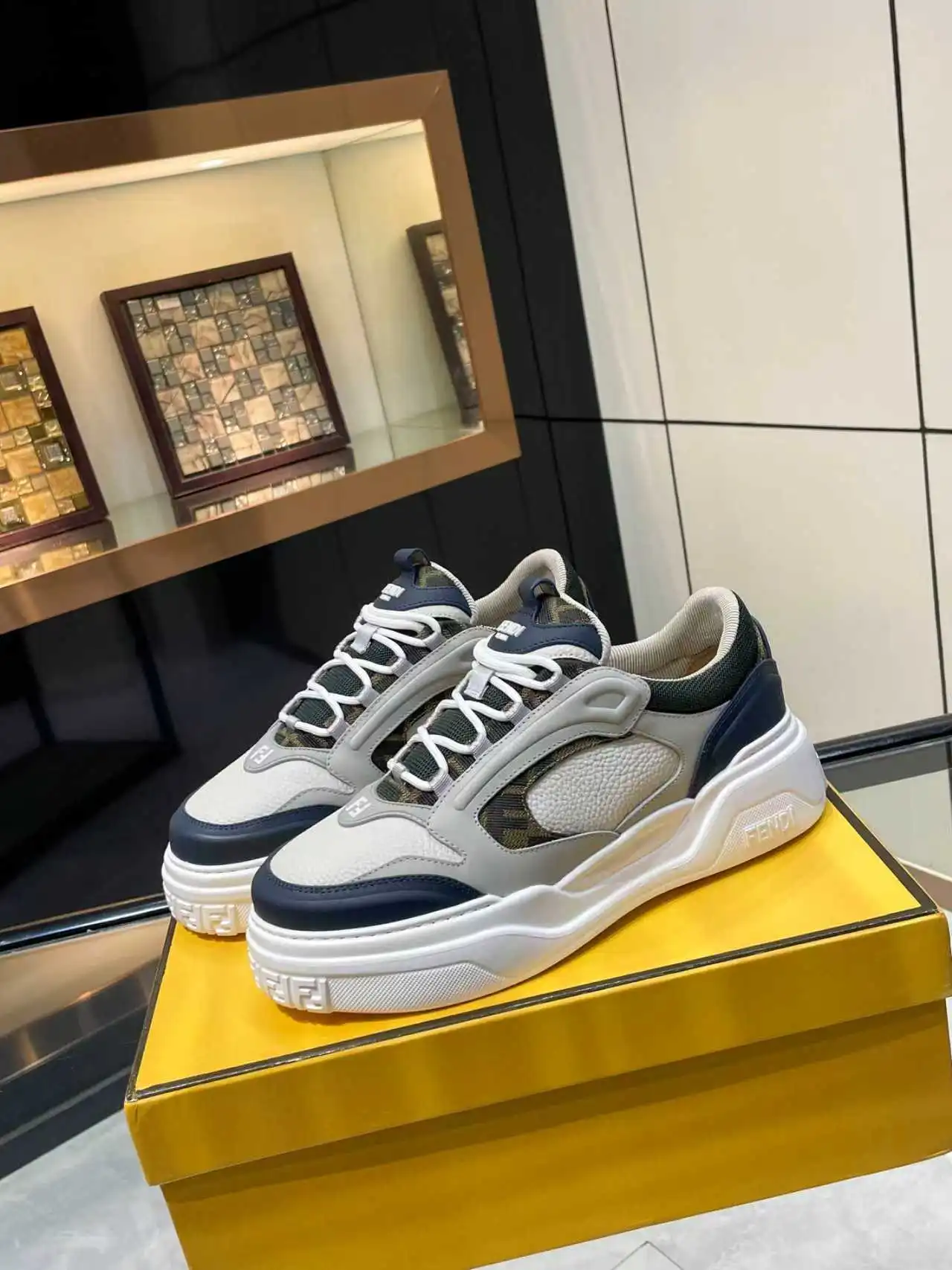 P320顶级版本高端品质 【 FENDI】芬迪🔍🔍🔍休闲运动鞋 -鞋面：🔝纳帕小牛皮、荔纹小牛皮、鞋舌.后跟；注塑品牌logo塑胶模块 -内里：品牌帆布 -大底：超轻TPR发泡&middot;橡胶；成型大底 -超高品控&middot;做工精细：凸显(高端&middot;贵气&middot;档次) -Size ：39-44（38，45，可订做）