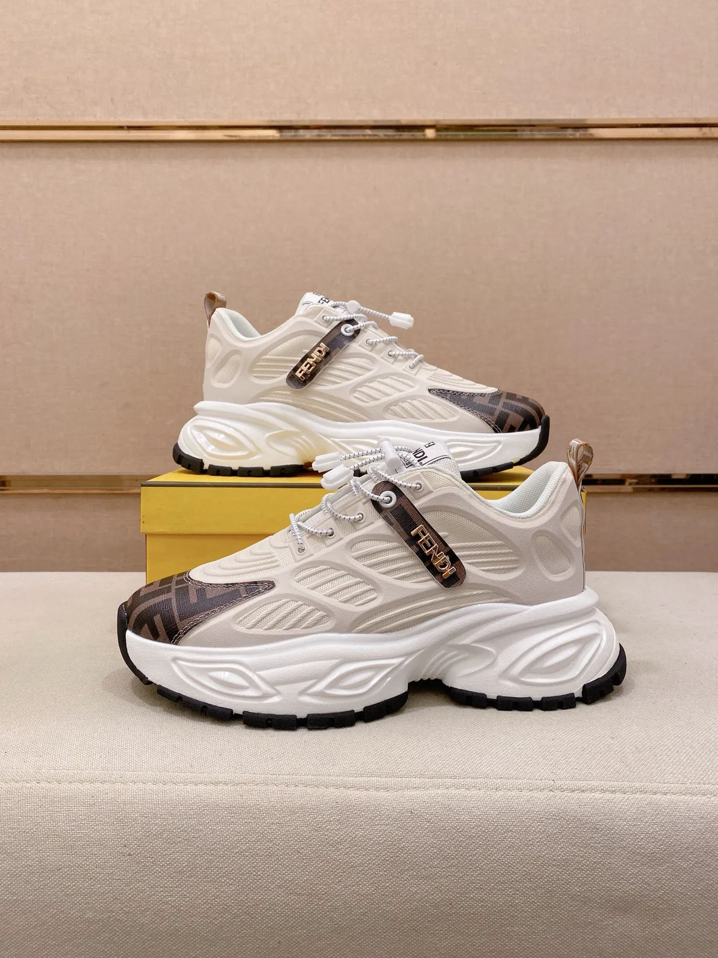 工厂价 231💰(fendi芬迪) 新款高帮👊🏻鞋面🇮🇹进口牛皮面料 🇩🇪内里进口透气网布内里 。原版大底开模,每一位男士的身份衬托,上脚大气稳重🚶🏻🚶🏻高端定制专柜原版复刻📯不管风吹雨打鞋楦不变,经得起时间的验证🔍️,🔵 码数:38-44