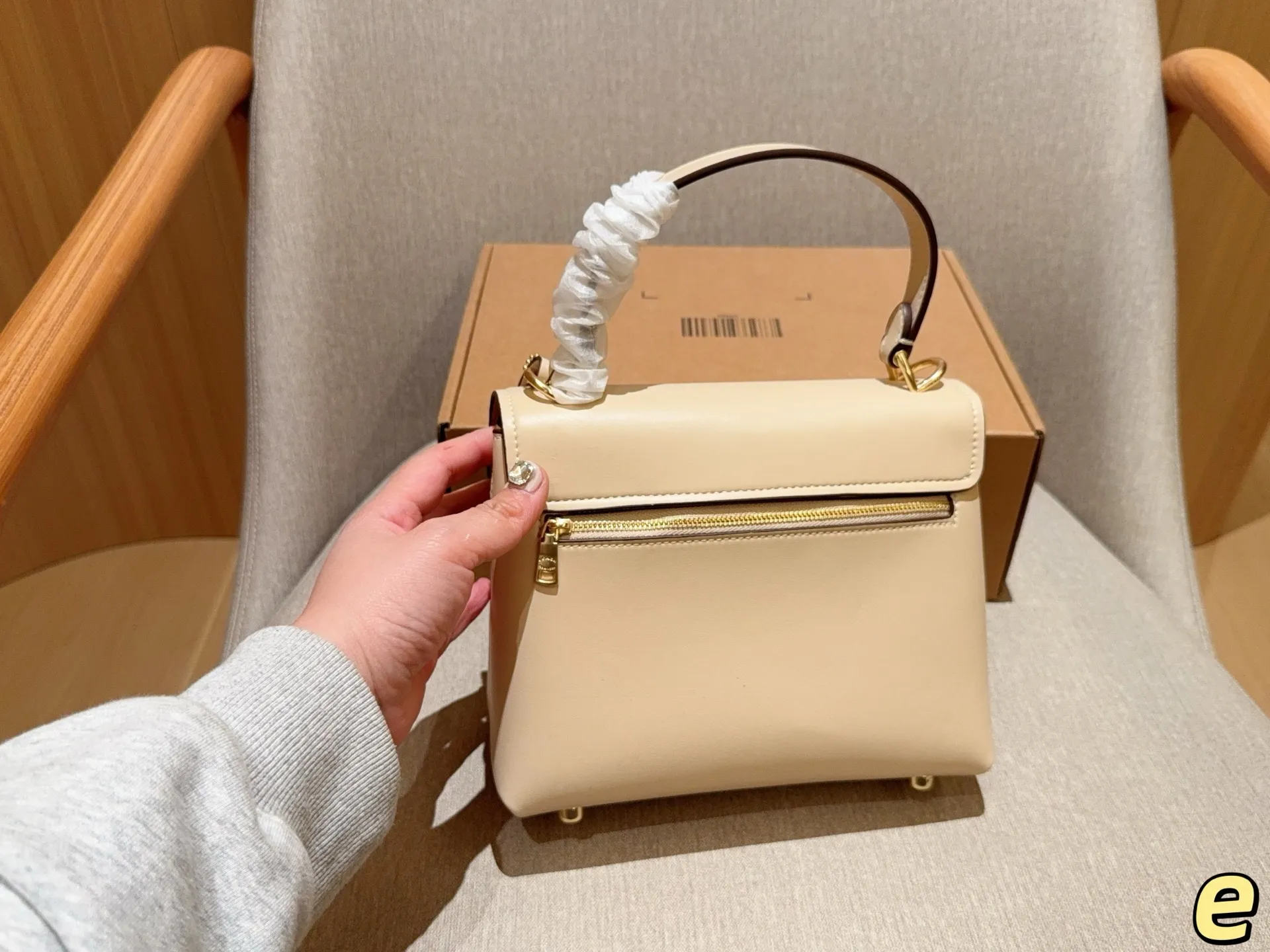 💰170 coach蔻驰 新款Emory手提包!翻盖暗锁设计配有长肩带,可手拎单肩斜挎! 尺寸23×18×9 礼盒包装🎁