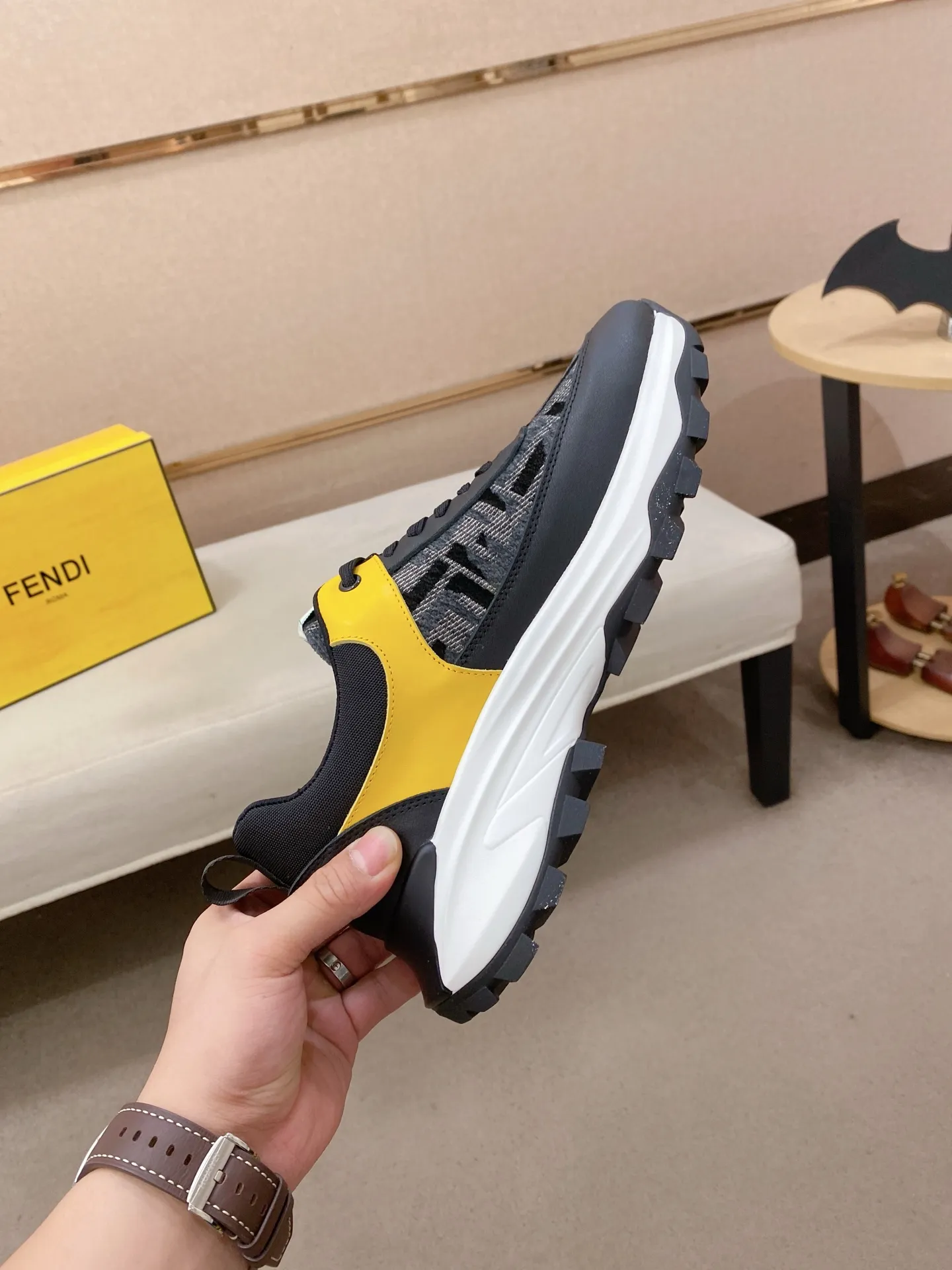 工厂价 231💰 (fendi芬迪) 新款👊🏻鞋面🇮🇹进口牛皮面料 🇩🇪内里进口羊皮内里 。原版大底开模,每一位男士的身份衬托,上脚大气稳重🚶🏻🚶🏻高端定制专柜原版复刻📯不管风吹雨打鞋楦不变,经得起时间的验证🔍️,🔵 码数:38-44