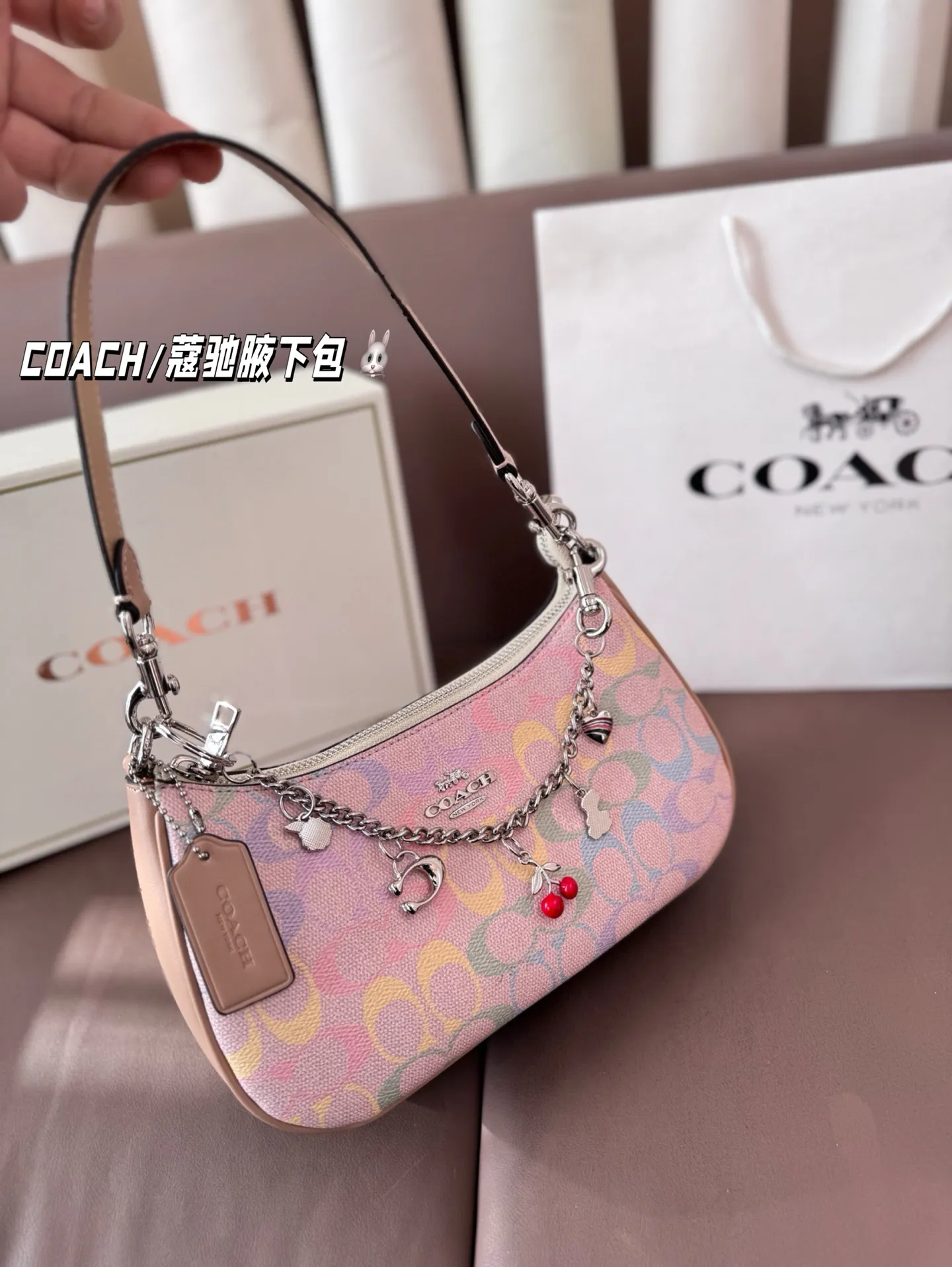 P155 配礼盒 COACH/蔻驰腋下包 单肩包斜挎包手提包购物袋 容量非常可,很实用的一款尺寸25*13