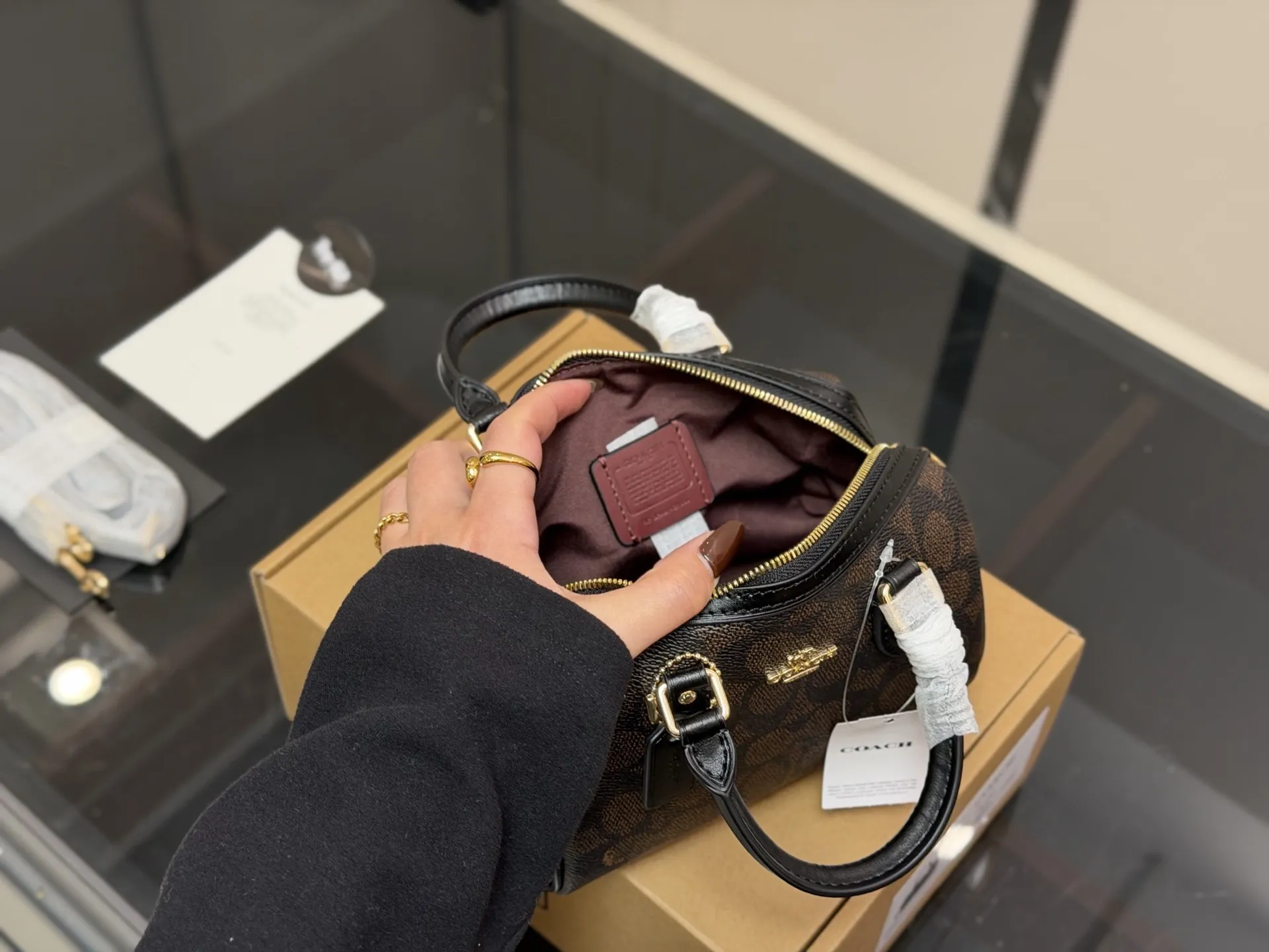 &yen;175 （全套包装） size：18*12cm 蔻驰 迷你枕头包/新品 超级可爱的迷你波士顿 经典的小号的 Size 小小的身体，大大的容量！ 渠道货很难得哦！ 搜索🔍coach 枕头包