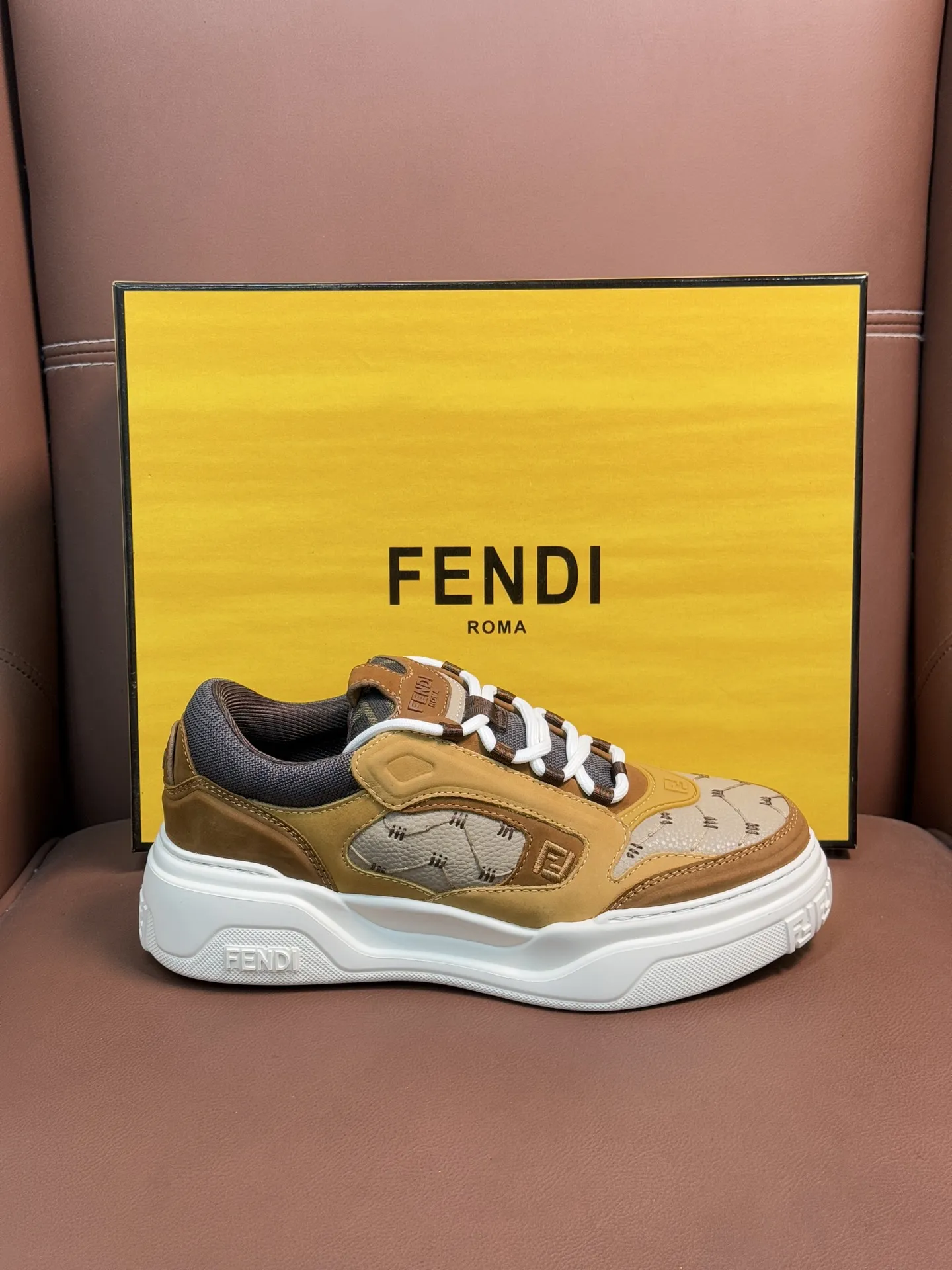 💰400【FENDI】芬迪 -高端品质 原单QQQ休闲运动鞋 -鞋面： 細纳帕小牛皮、荔纹小牛皮、鞋舌 后跟；注塑品牌logo塑胶模 -内里：品牌帆布 -大底：超轻TPR发泡&bull;橡胶；成型大底 -超高品控&bull;做工精细：凸显（高端&bull;贵气&bull;档次） -Size:39-44（38，45，可订做）