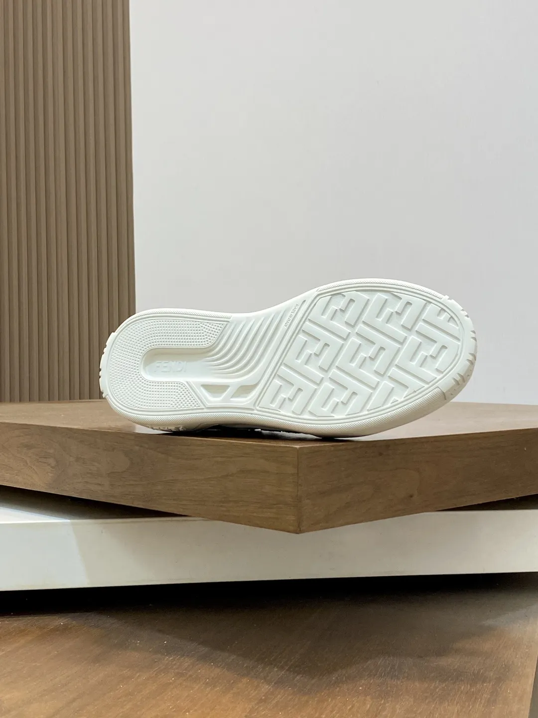 💰430【 FENDI】芬迪 -高端品质 原单🔍🔍🔍休闲运动鞋 -鞋面：🔝纳帕小牛皮拼接透气网面 注塑品牌logo塑胶模块 -内里：品牌帆布 -大底：超轻TPR发泡&middot;橡胶；成型大底 -超高品控&middot;做工精细：凸显(高端&middot;贵气&middot;档次) -Size ：39-44（38，45，可订做)